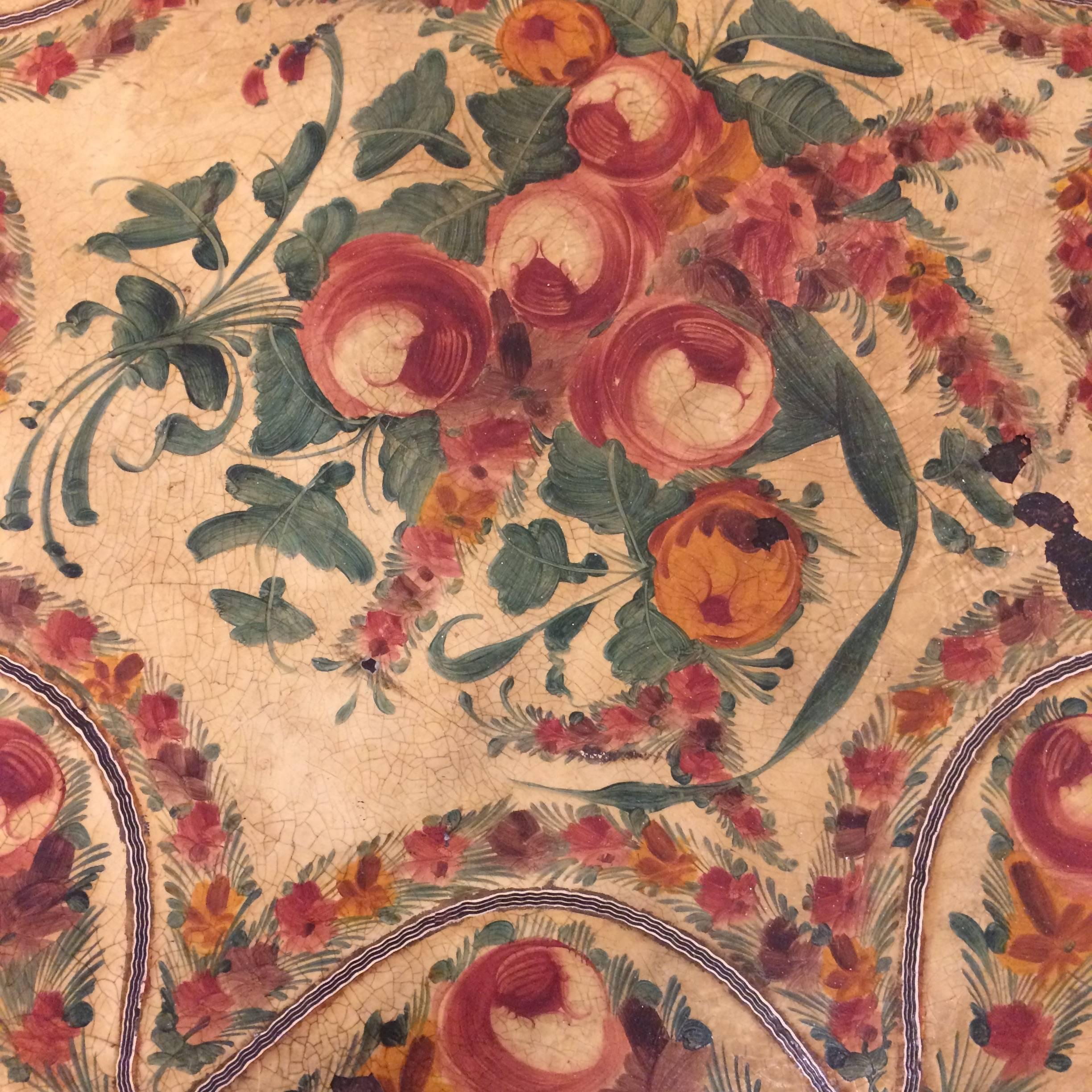 Jolie table d'appoint ronde vintage avec plateau amovible peint avec des couleurs douces dans un motif floral, galerie en laiton et base en faux bambou.