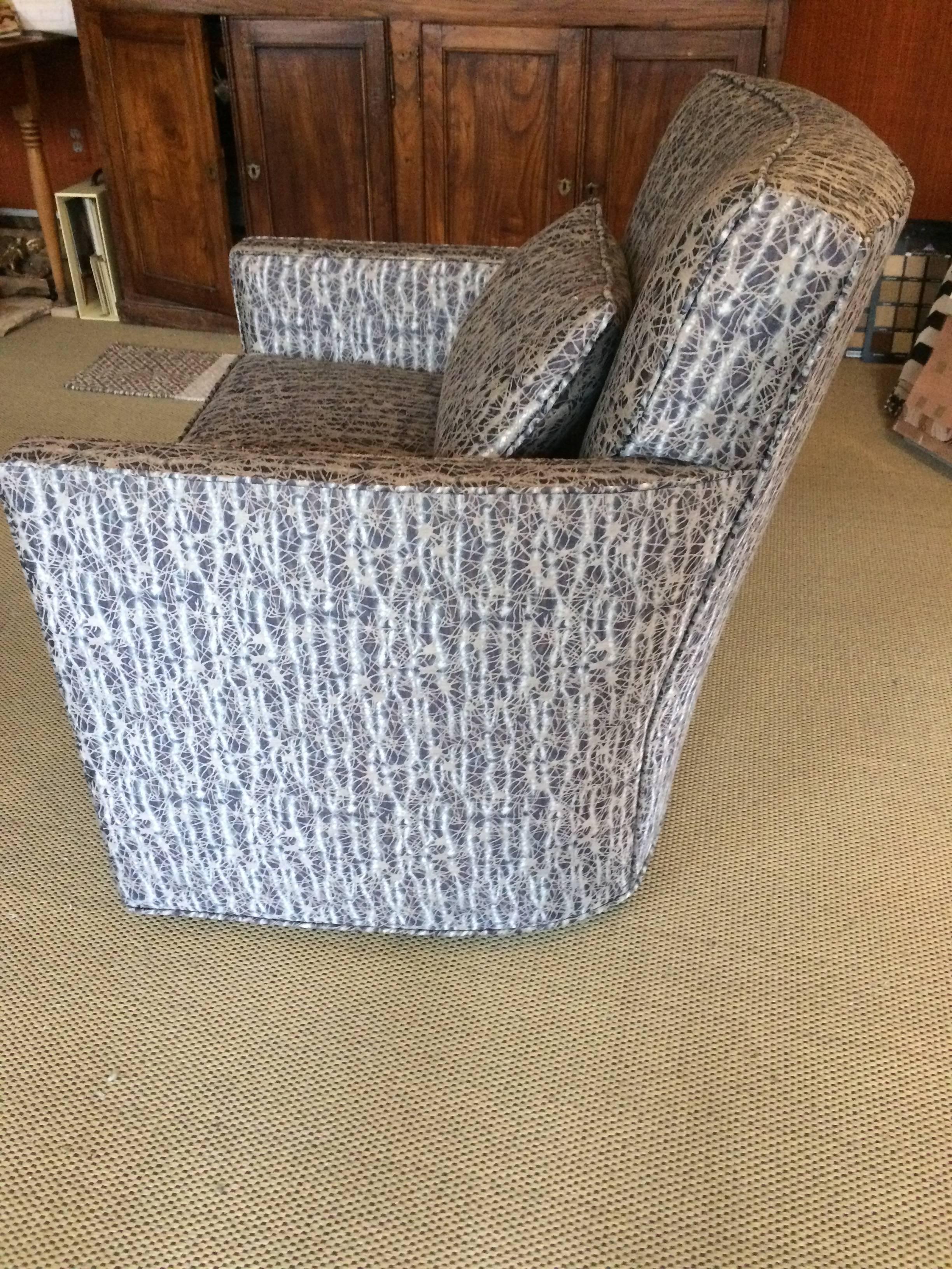 Great looking swivel club chair with Mid-Century modern lines, newly upholstered in Donghia fabric. Measure: Seat depth 20.5.
