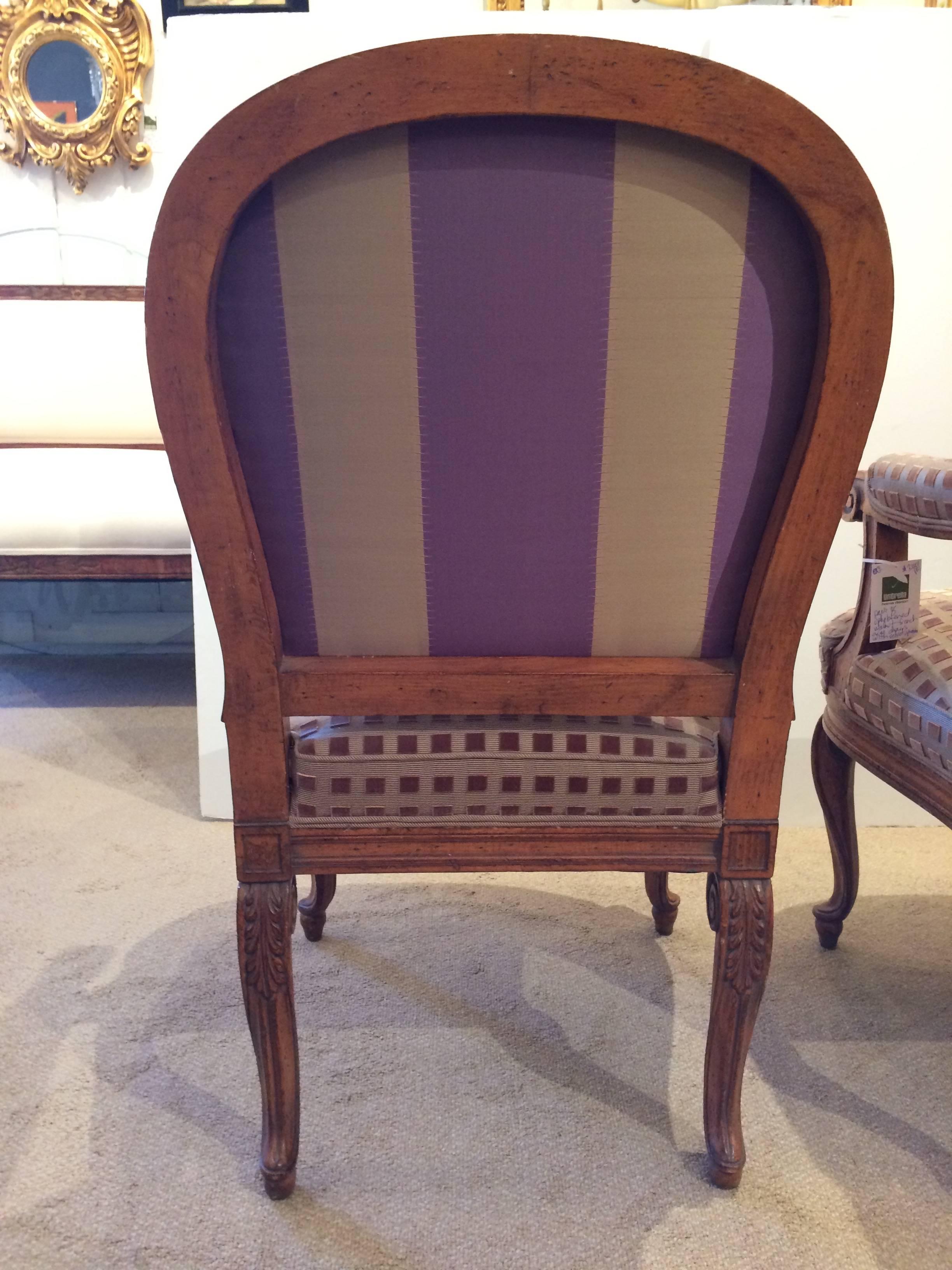 Paar stilvoll gepolsterte, geschnitzte französische Sessel aus Nussbaumholz im Zustand „Hervorragend“ im Angebot in Hopewell, NJ