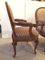 Paire de fauteuils français élégamment tapissés en noyer sculpté