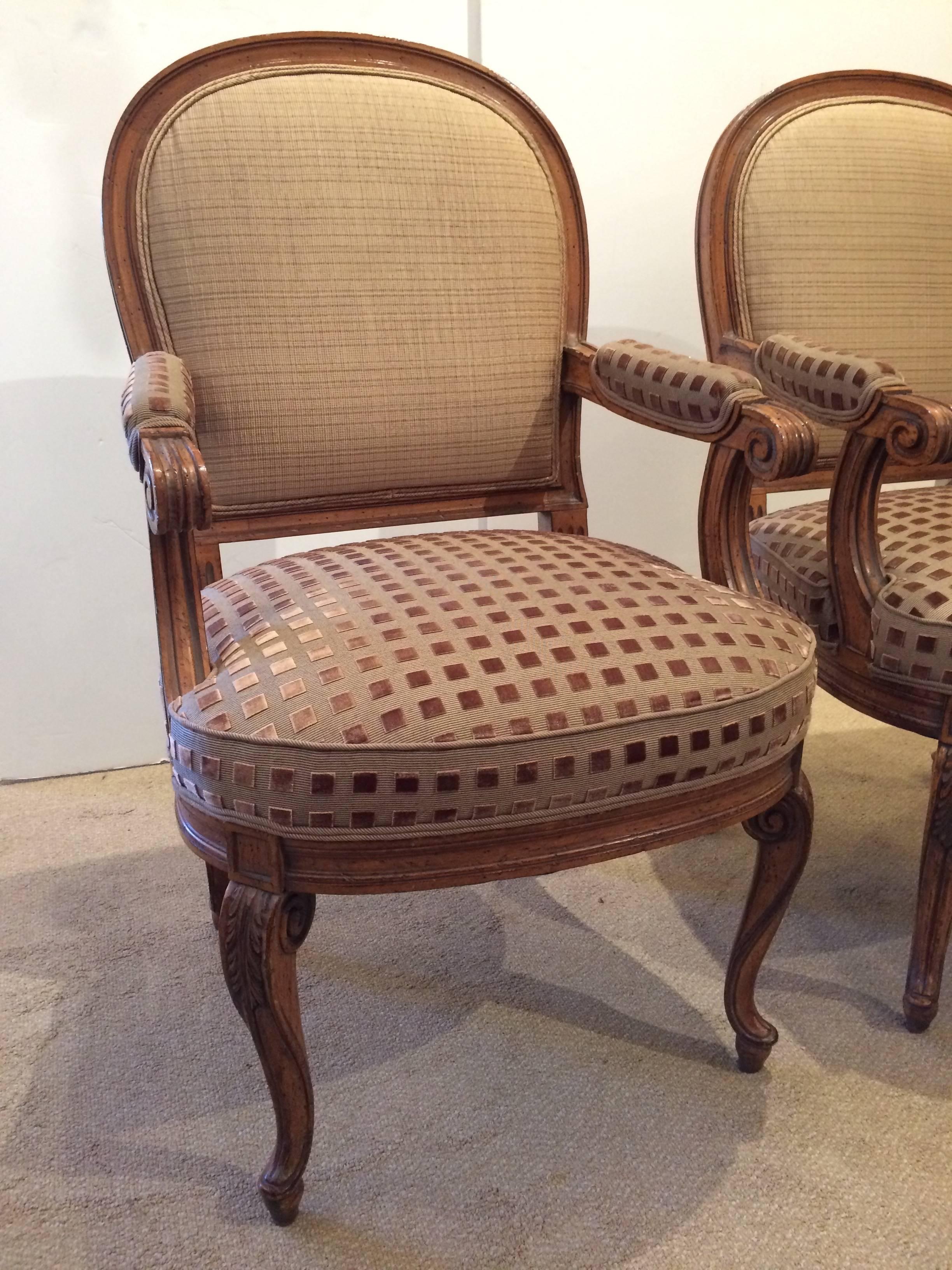 Paar stilvoll gepolsterte, geschnitzte französische Sessel aus Nussbaumholz (Mitte des 20. Jahrhunderts) im Angebot