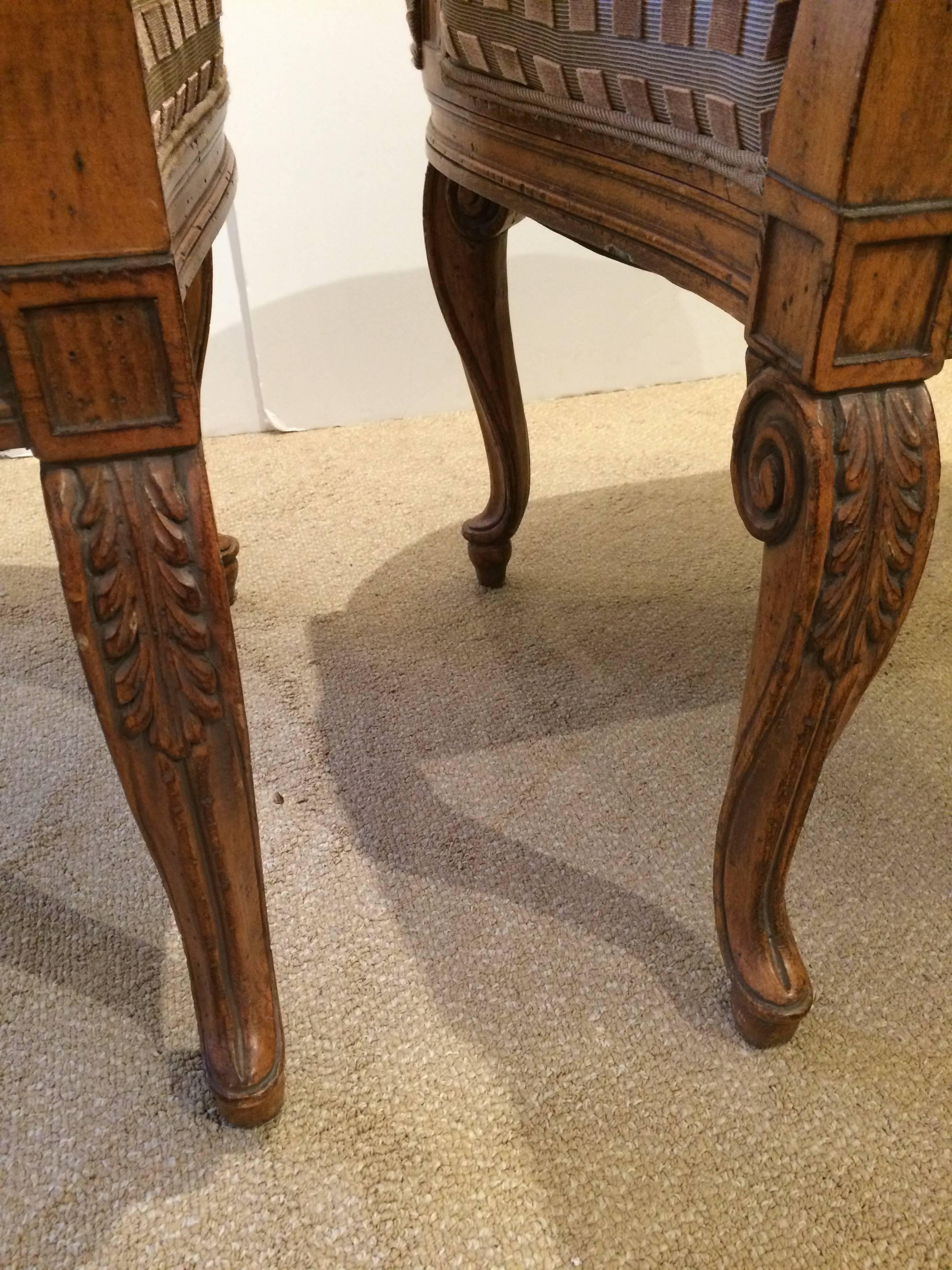 Paar stilvoll gepolsterte, geschnitzte französische Sessel aus Nussbaumholz im Angebot 1