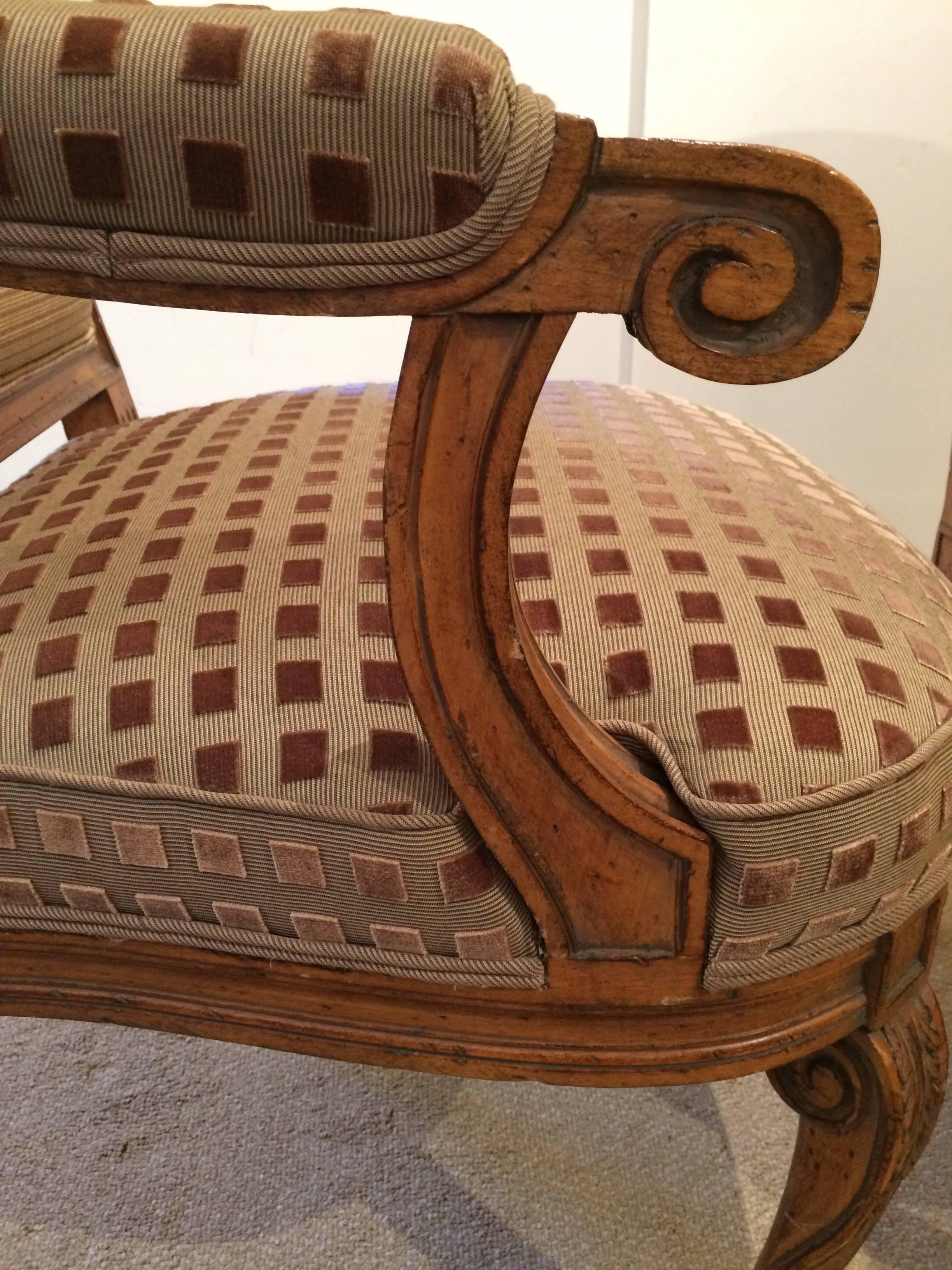 Paar stilvoll gepolsterte, geschnitzte französische Sessel aus Nussbaumholz im Angebot 2
