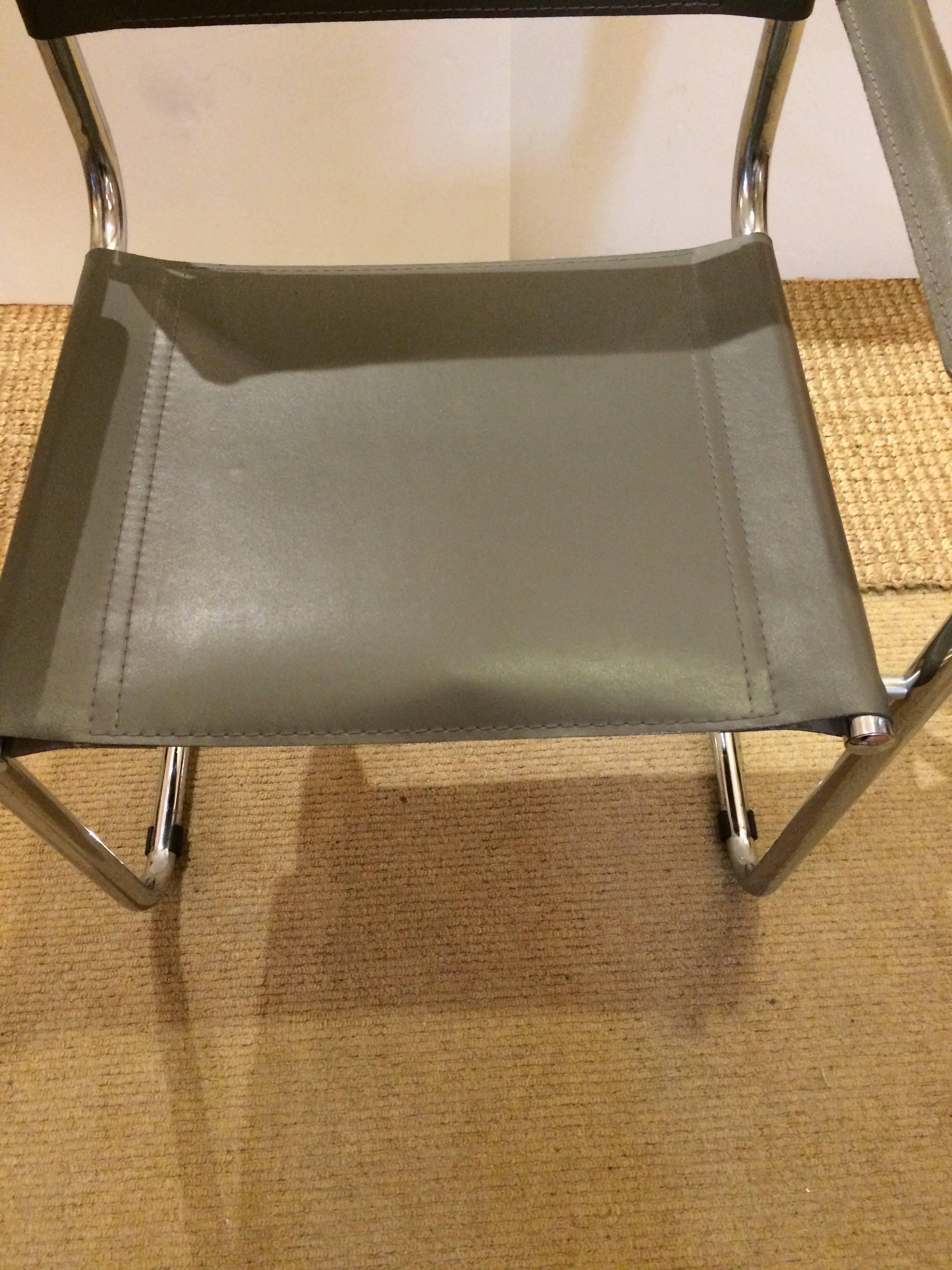Set aus vier Mid-Century Modern-Esszimmerstühlen aus grauem Leder und Chrom (Italienisch) im Angebot