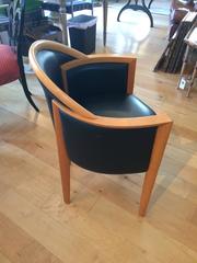 Paire de fauteuils Roche Bobois en bois blond et cuir noir, de style moderne du milieu du siècle dernier