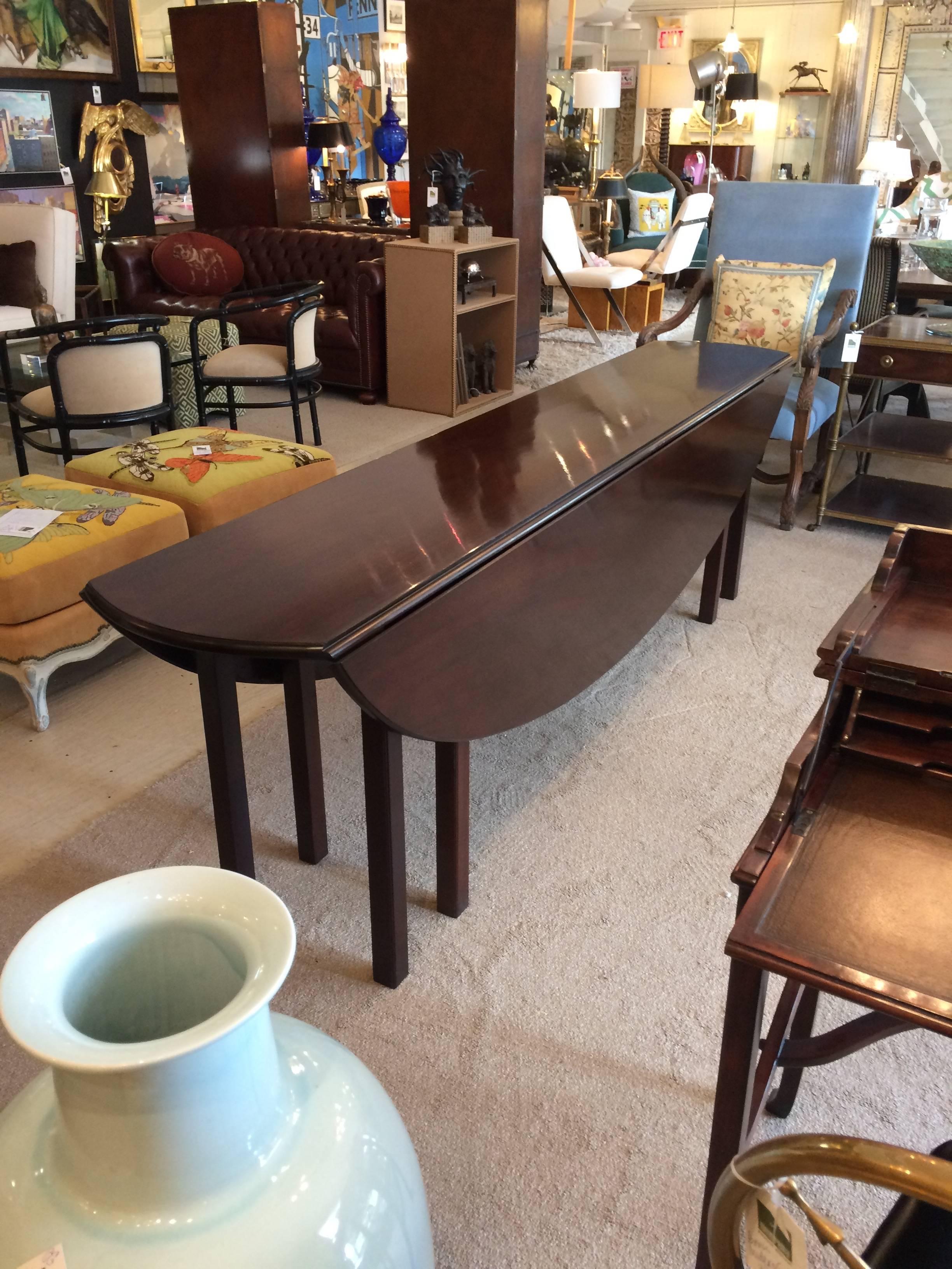 Stunning Large Mahogany Georgian Style Gate Leg Dining Table In Excellent Condition In Hopewell, NJ