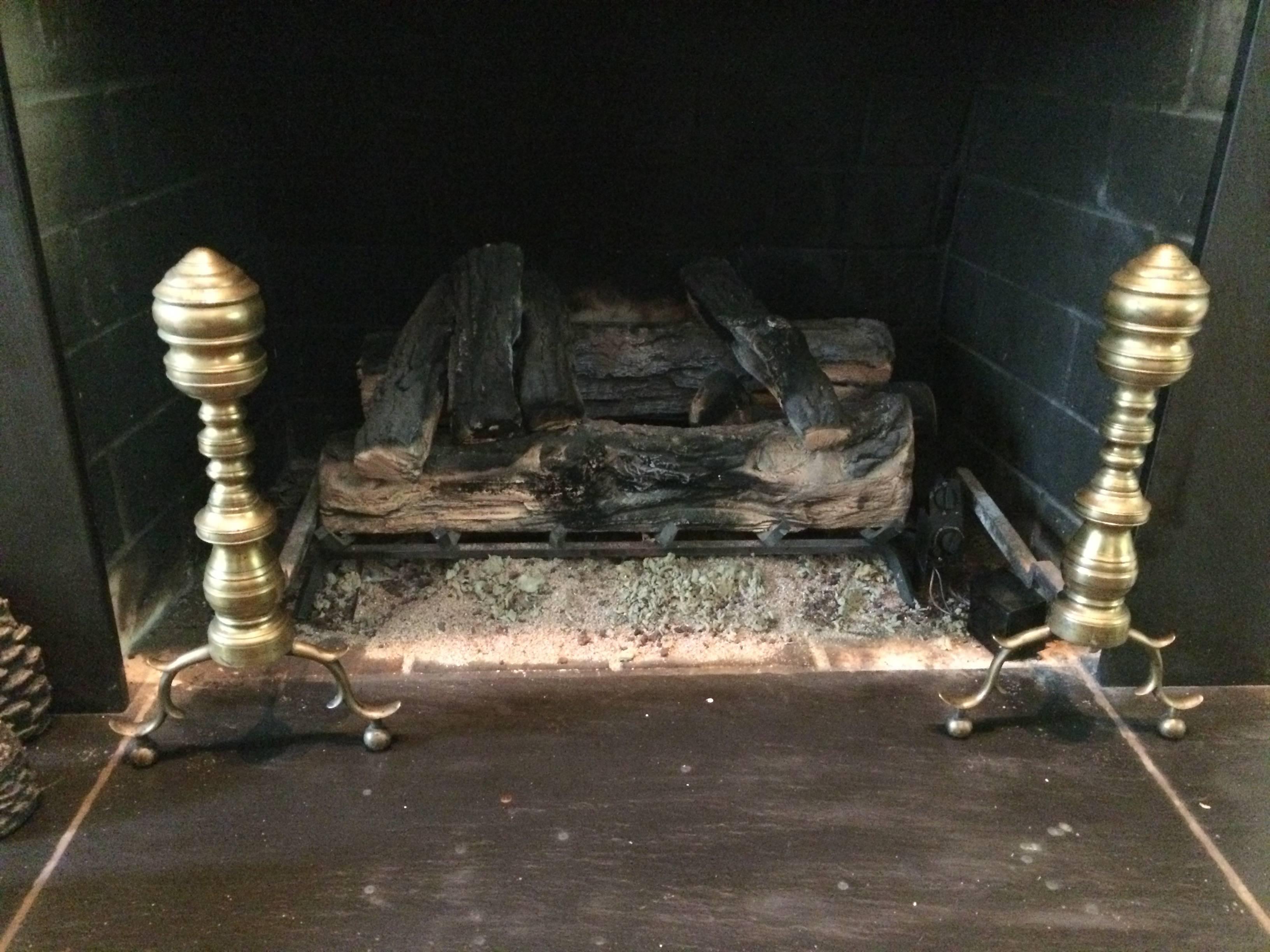Paar antike Feuerböcke aus Messing im Chippendale-Stil (19. Jahrhundert) im Angebot