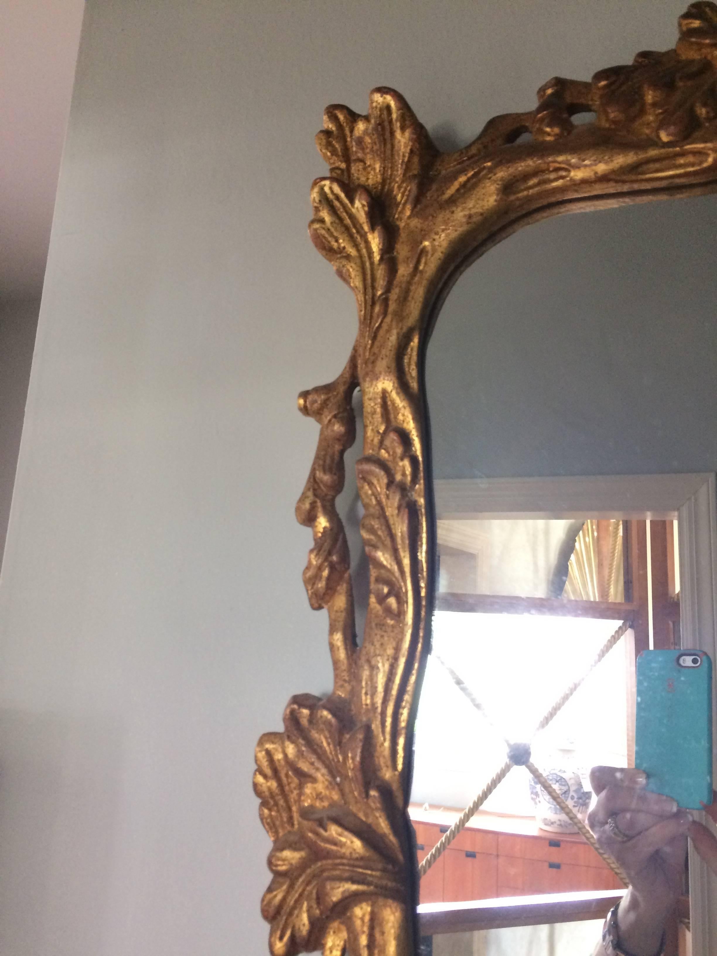 Beautiful Rococo giltwood mirror having an lovely curvy carved frame with acanthus leaves and foliage.