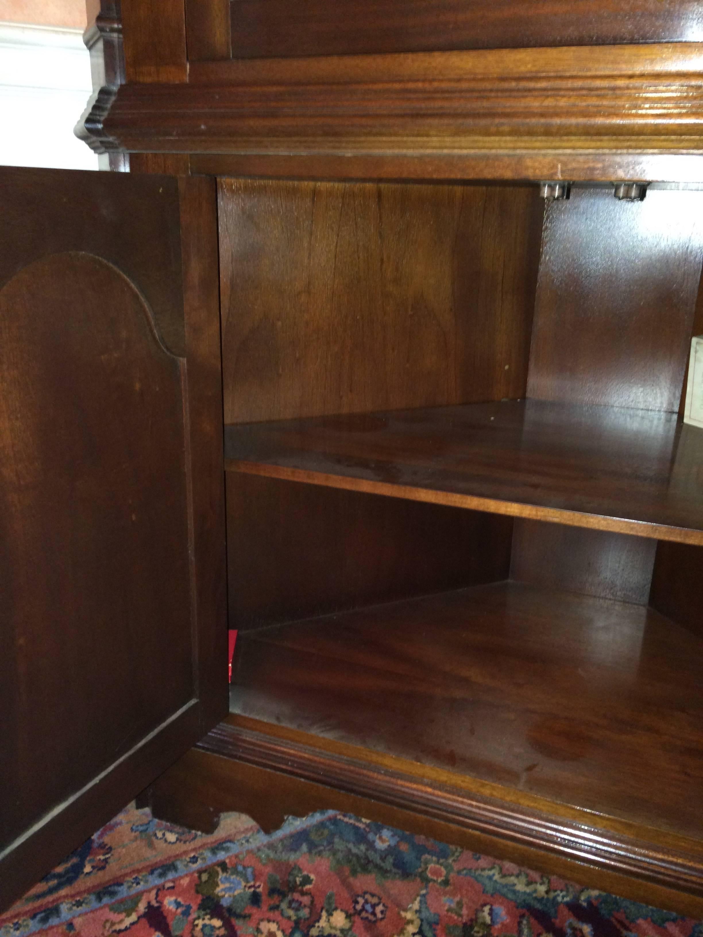 Traditional Mahogany Corner Cabinet In Excellent Condition In Hopewell, NJ