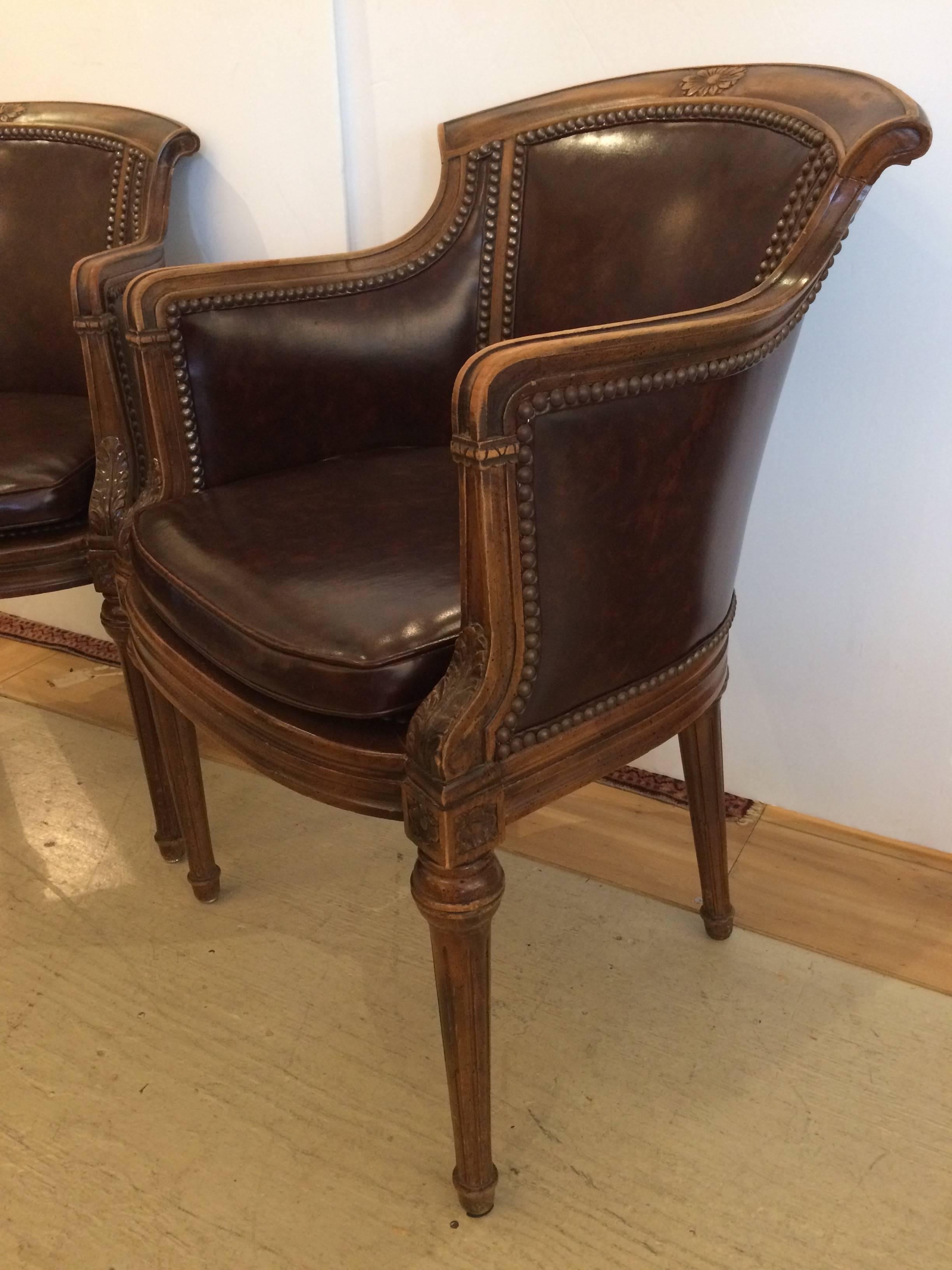 Handsome Pair of Regency Style Walnut and Tortoise Leather Club Lounge Chairs In Excellent Condition In Hopewell, NJ