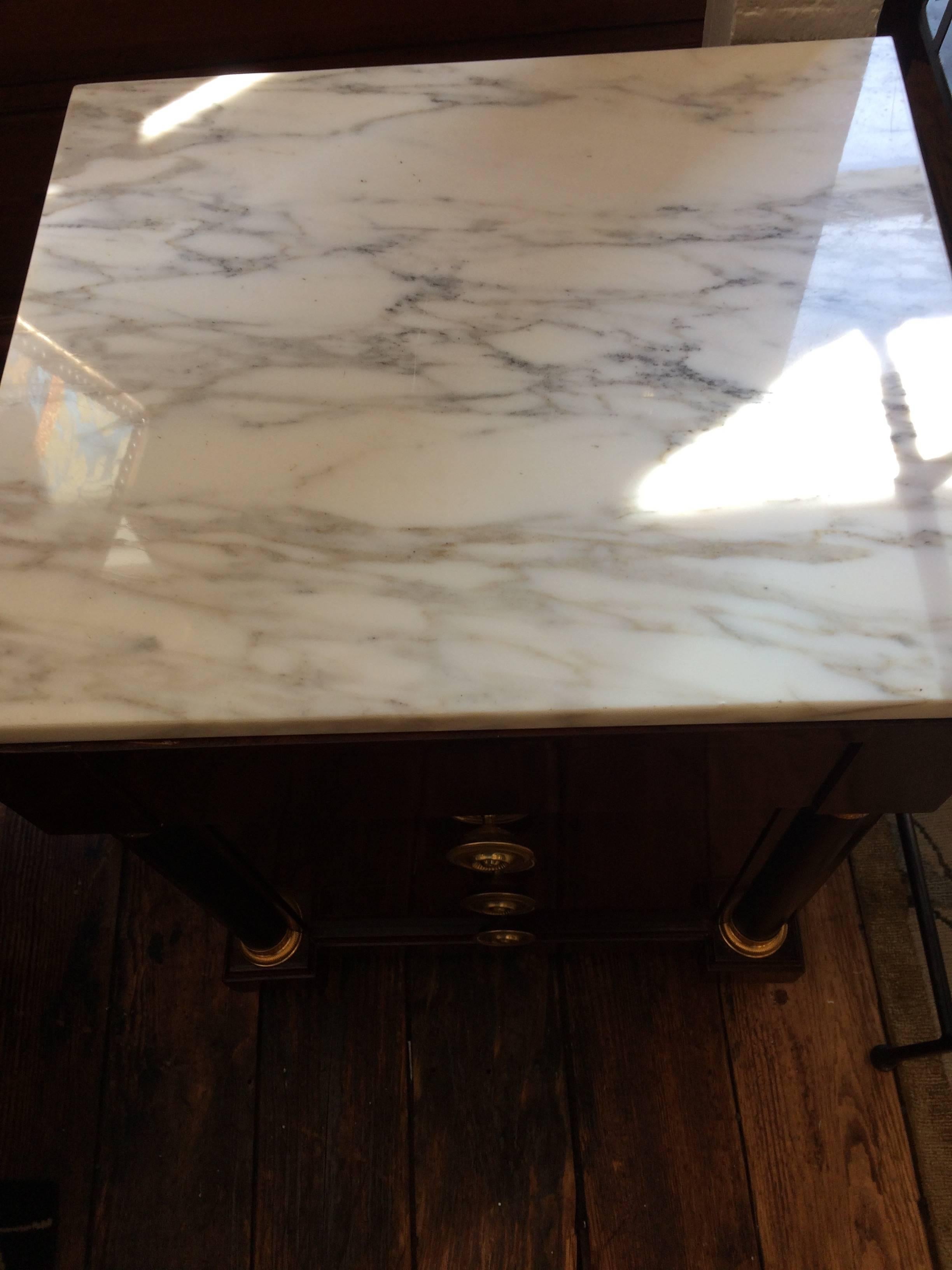 Neoclassical Style Italian Mahogany Marble Bachelor Chests or Nightstands, Pair In Excellent Condition In Hopewell, NJ