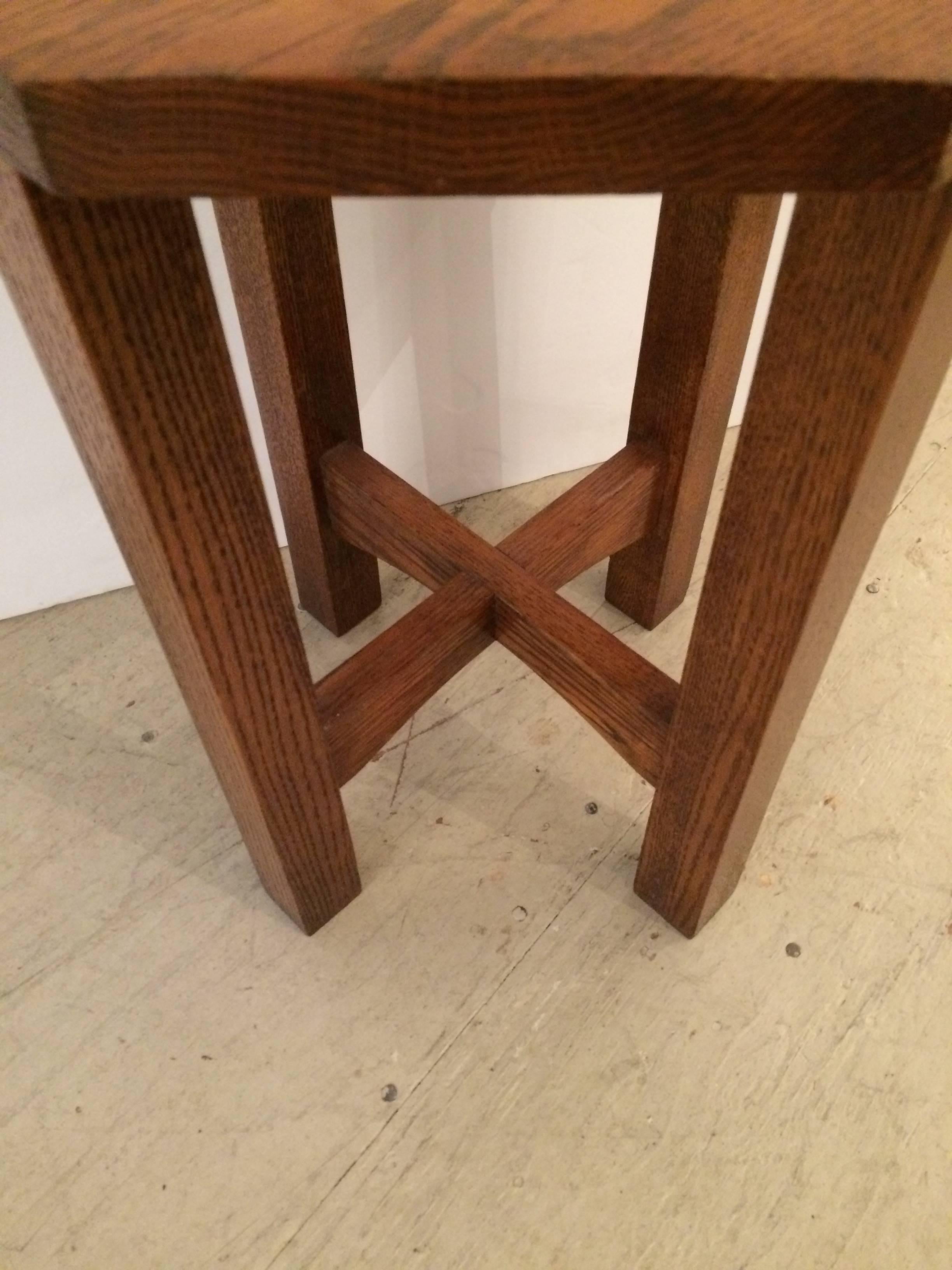 Belle petite table d'appoint ou table à martini Arts & Crafts en chêne riche avec plateau de forme octogonale.