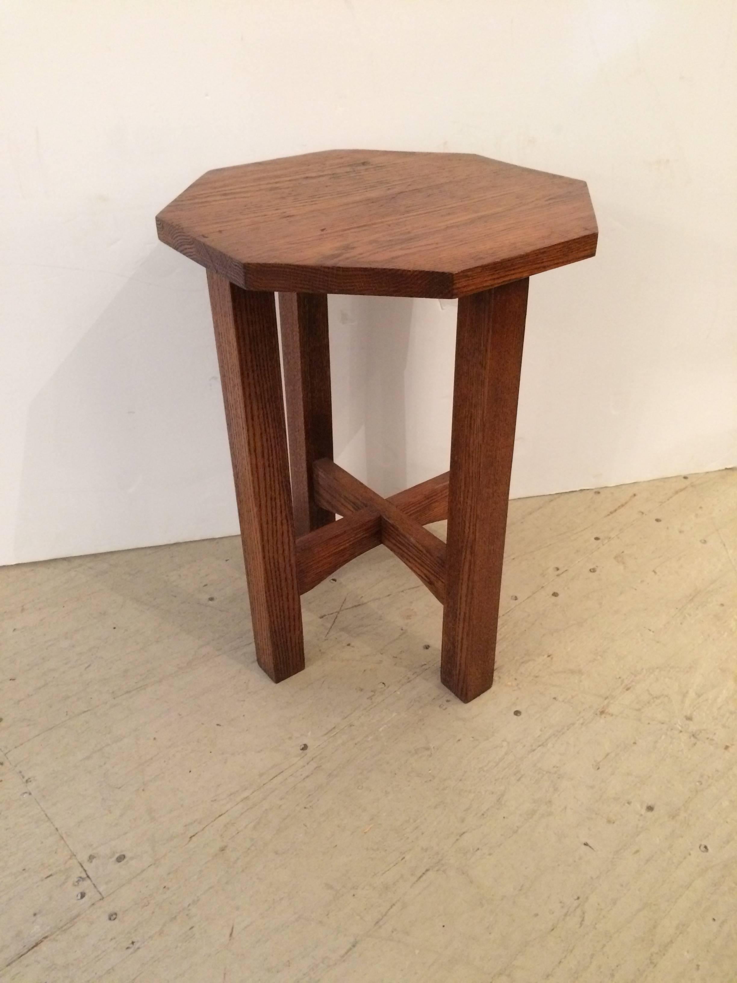 Petite table à boissons octogonale en chêne du 19ème siècle de style Mission Excellent état - En vente à Hopewell, NJ