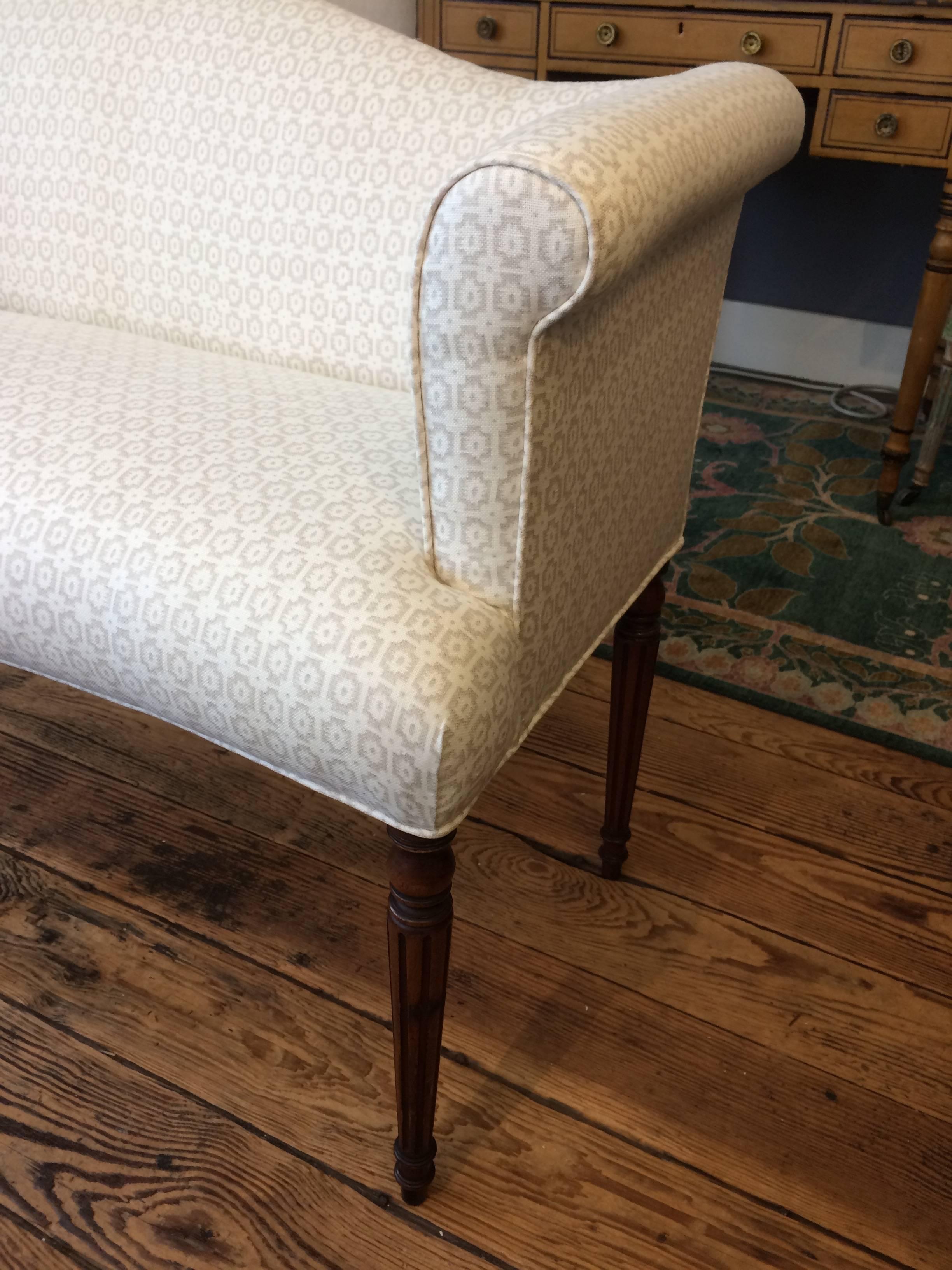 Elegant Vintage Upholstered Settee with Fluted Legs In Excellent Condition In Hopewell, NJ