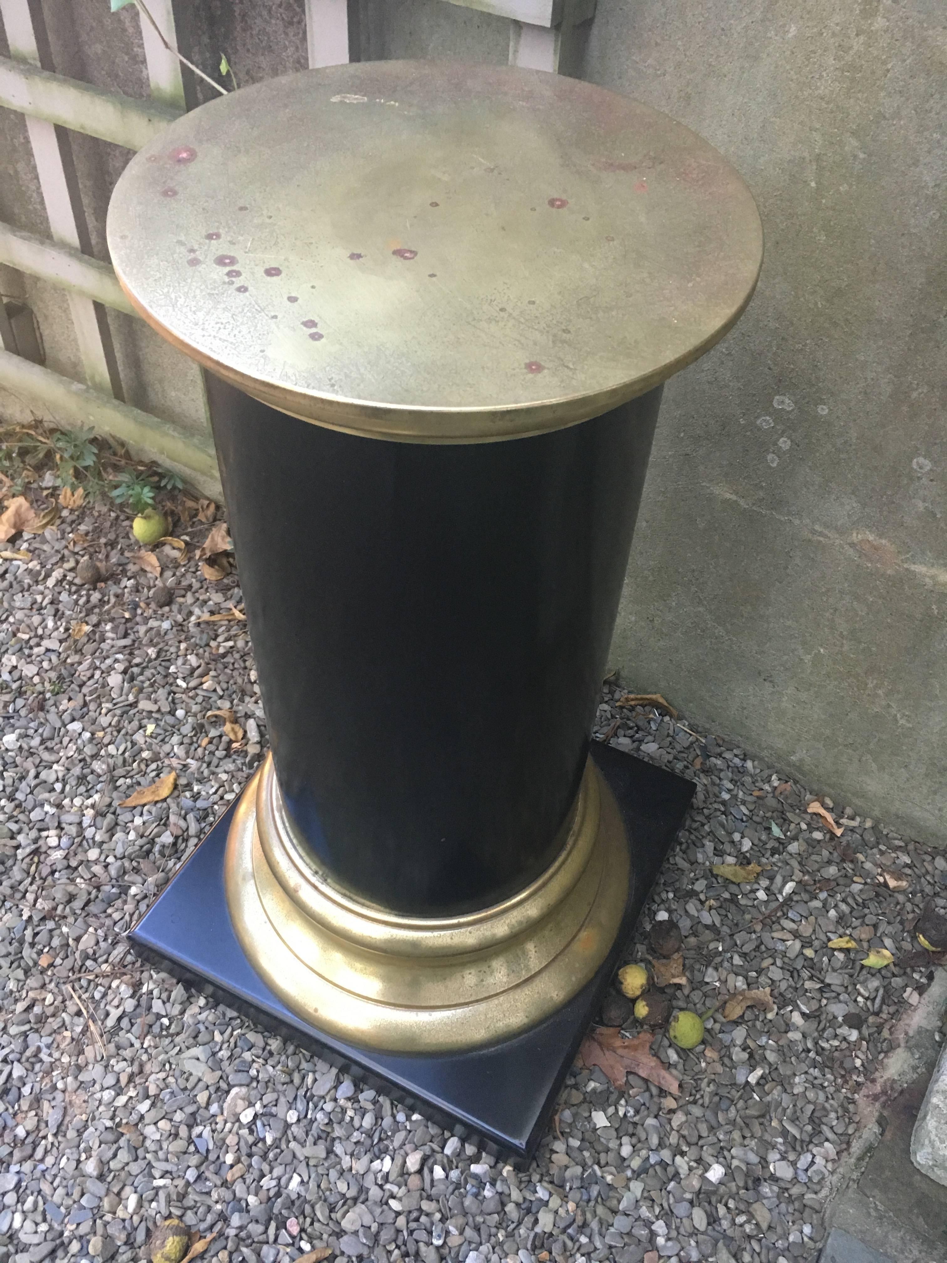 Handsome Pair of Wood and Brass Mid-Century Modern Pedestals In Excellent Condition In Hopewell, NJ