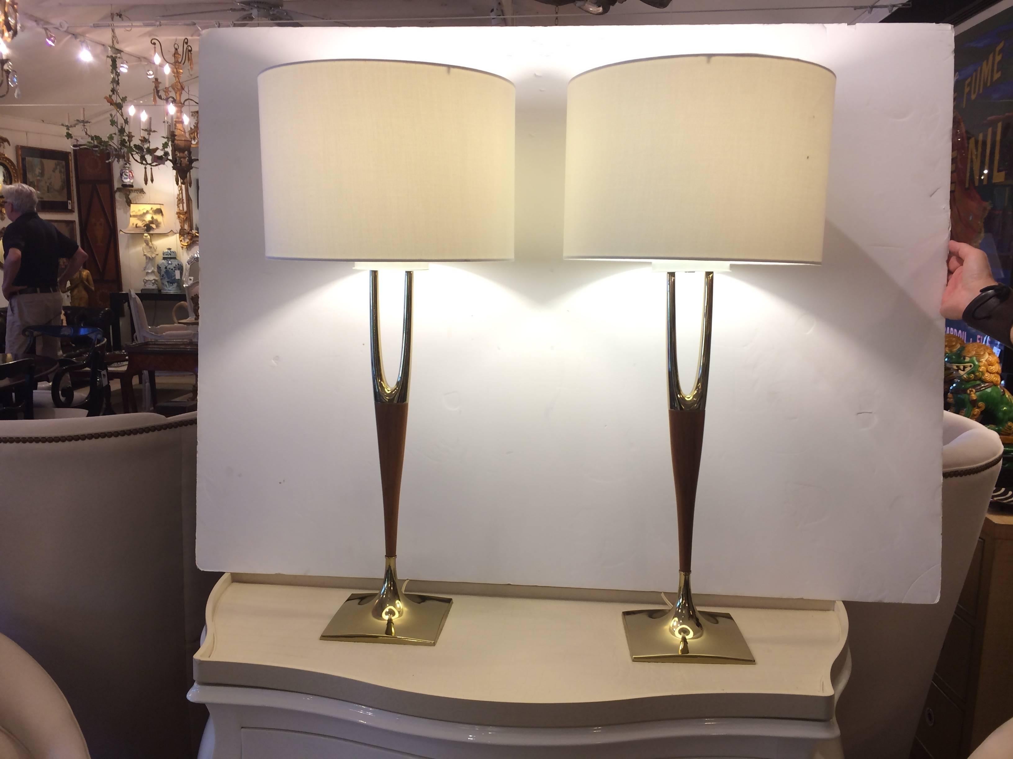 Chic Elongated Mid-Century Modern Pair of Wishbone Table Lamps In Excellent Condition In Hopewell, NJ