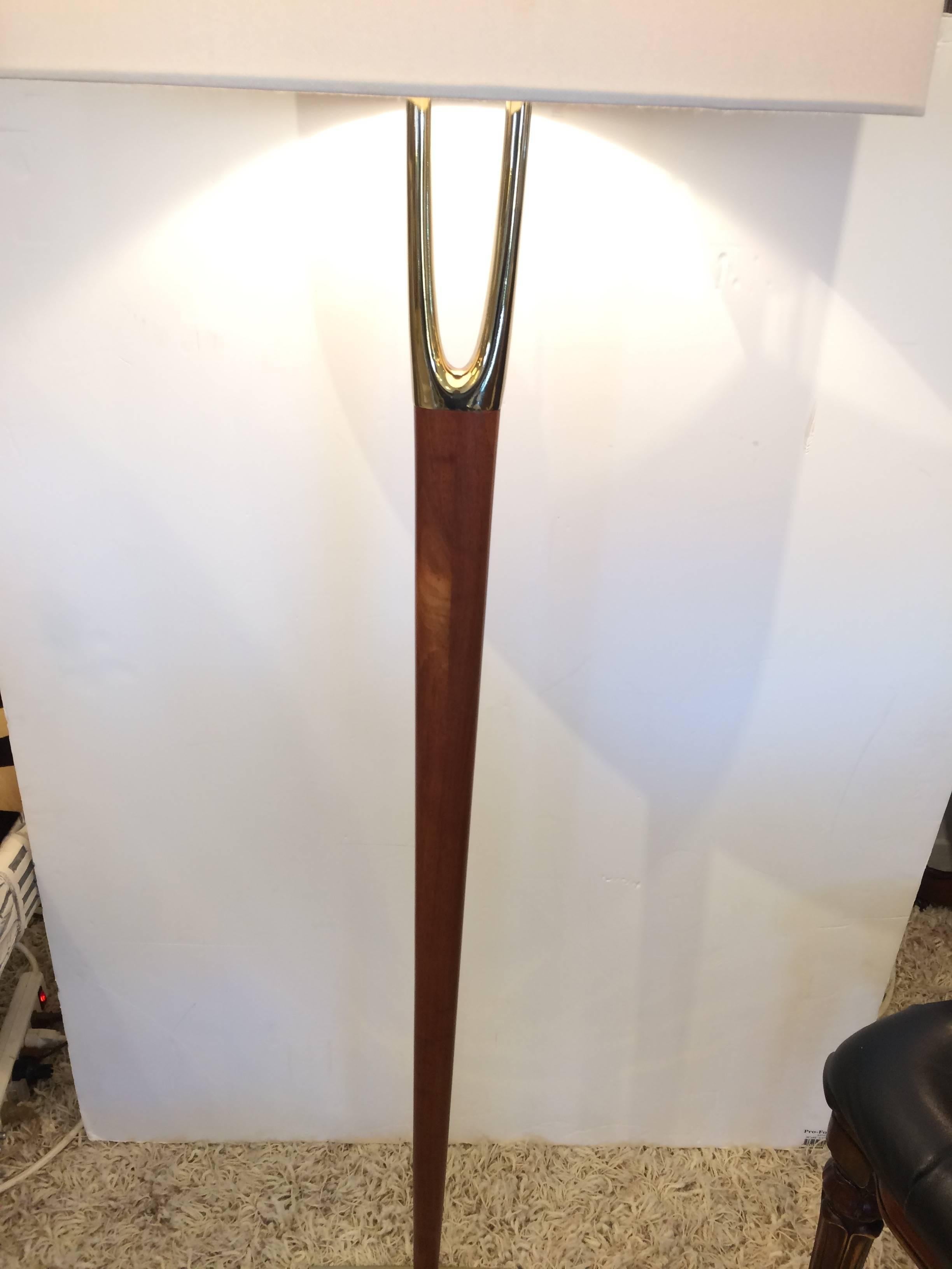 Chic Mid-Century Modern Wishbone Style Teak and Brass Floor Lamp In Excellent Condition In Hopewell, NJ