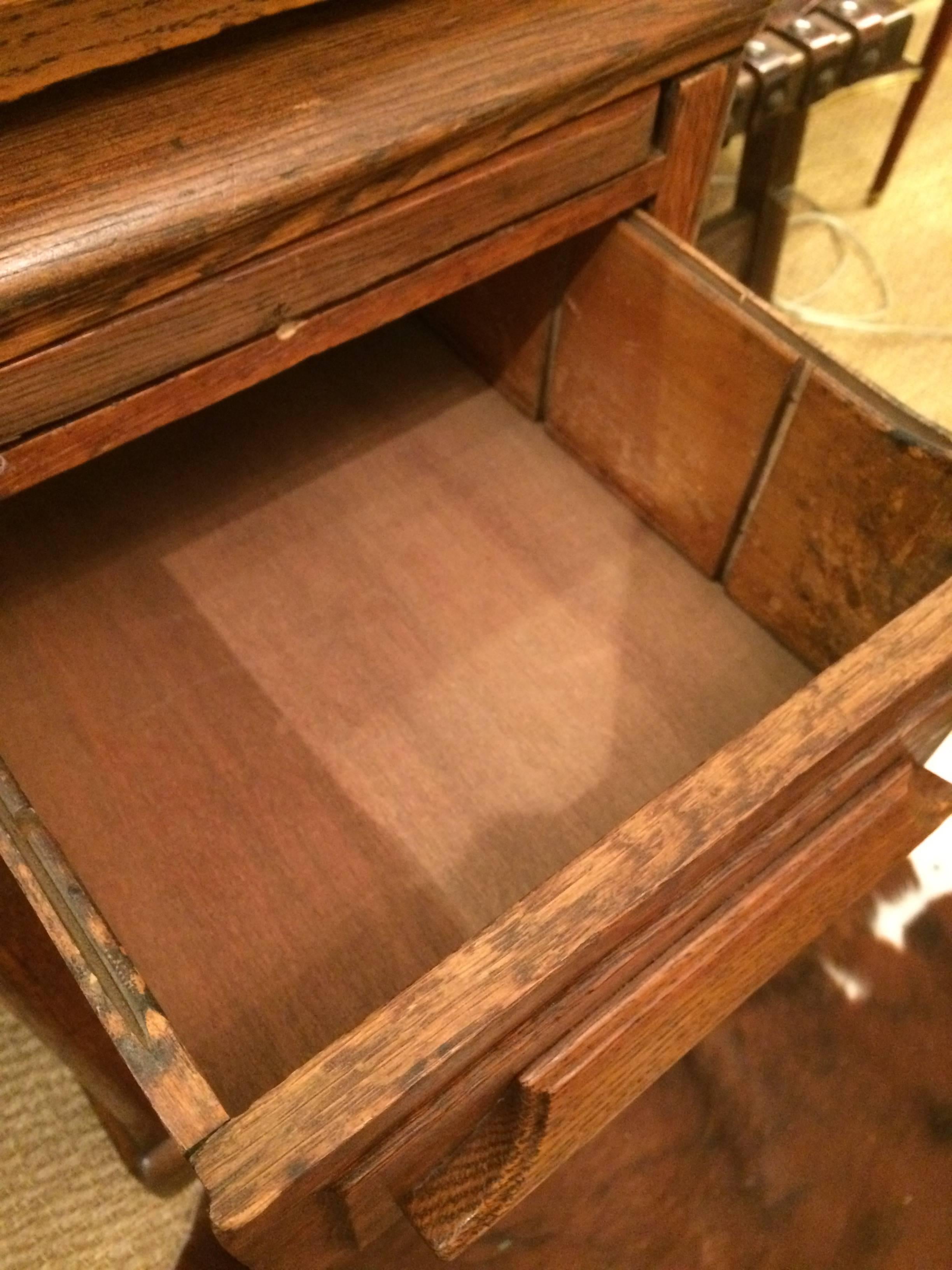 Masculine 19th Century Big and Roomy Roll Top Desk In Excellent Condition In Hopewell, NJ