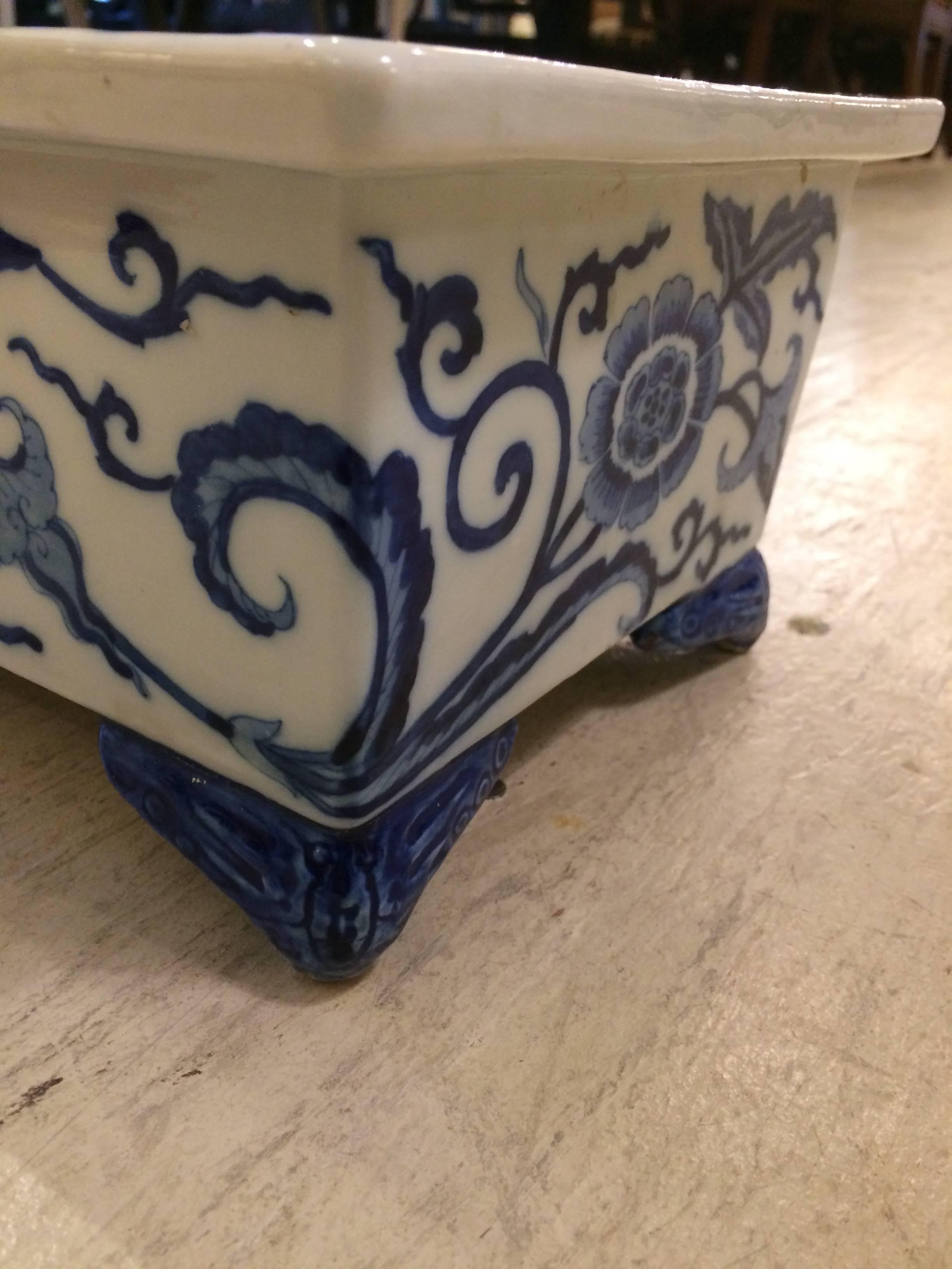 Lovely 19th Century English Blue and White Planter Jardiniere Cachepot In Excellent Condition In Hopewell, NJ