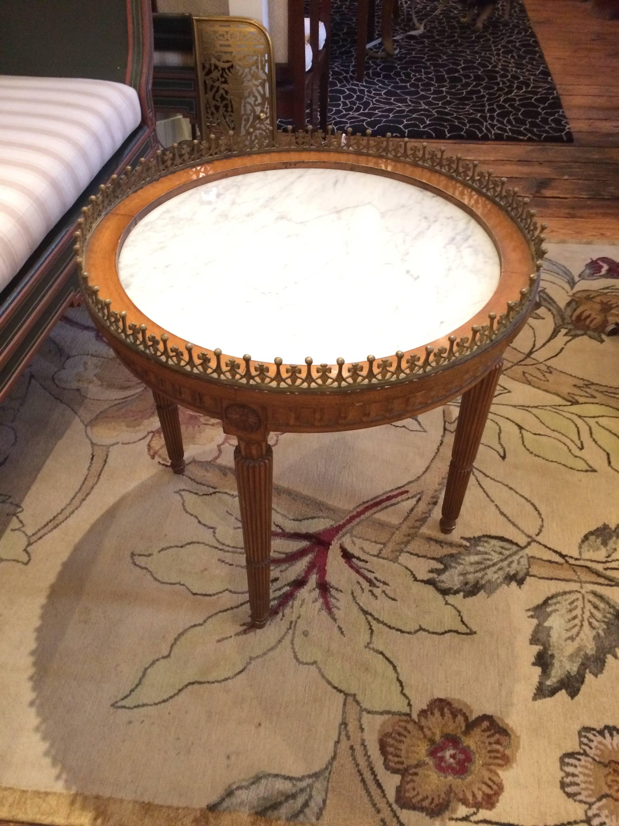 Lovely French Carved Wood and Marble Cocktail Side Table In Excellent Condition In Hopewell, NJ