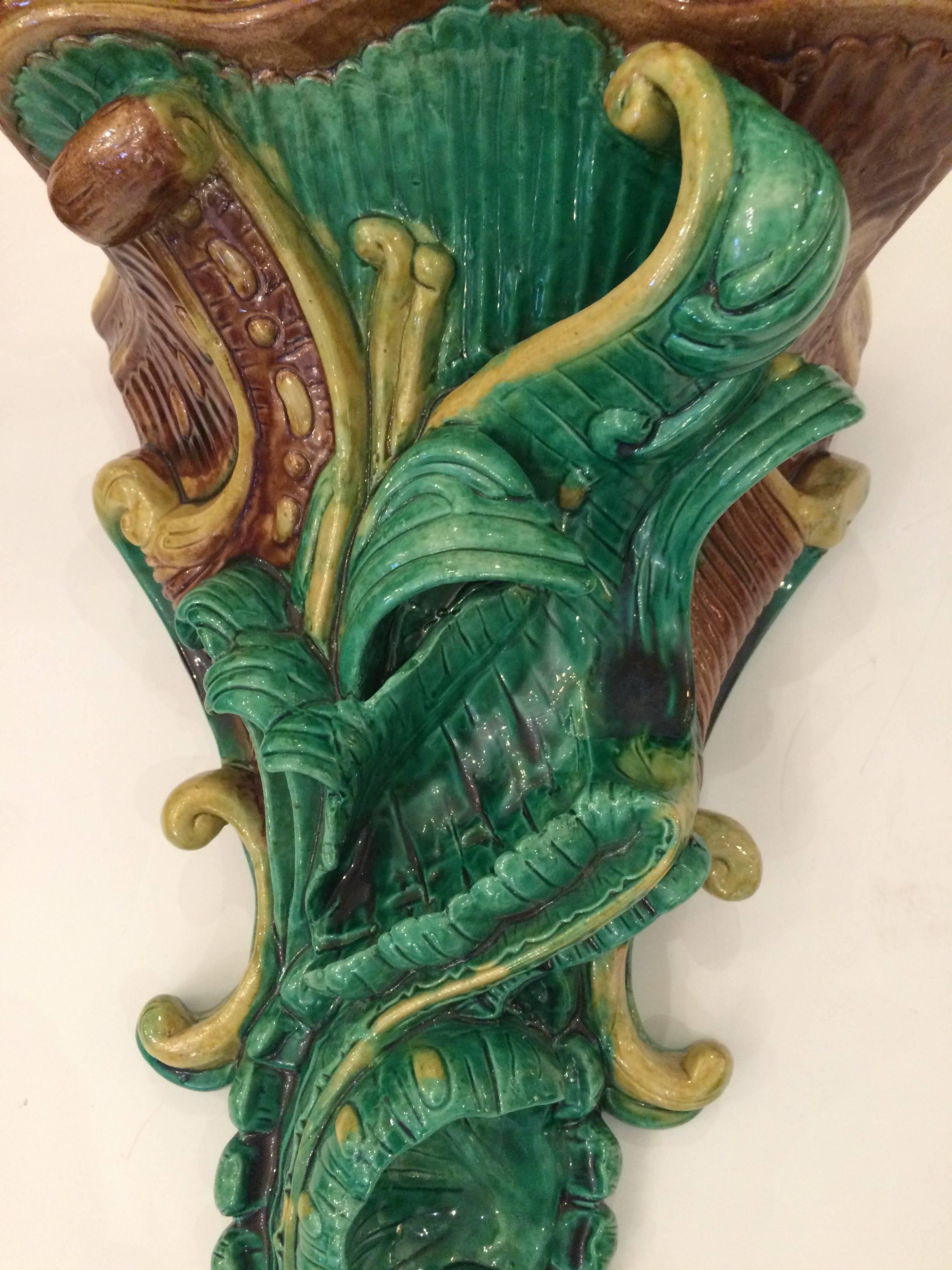 Pair of Delightful Vintage English Majolica Wall Brackets In Excellent Condition In Hopewell, NJ
