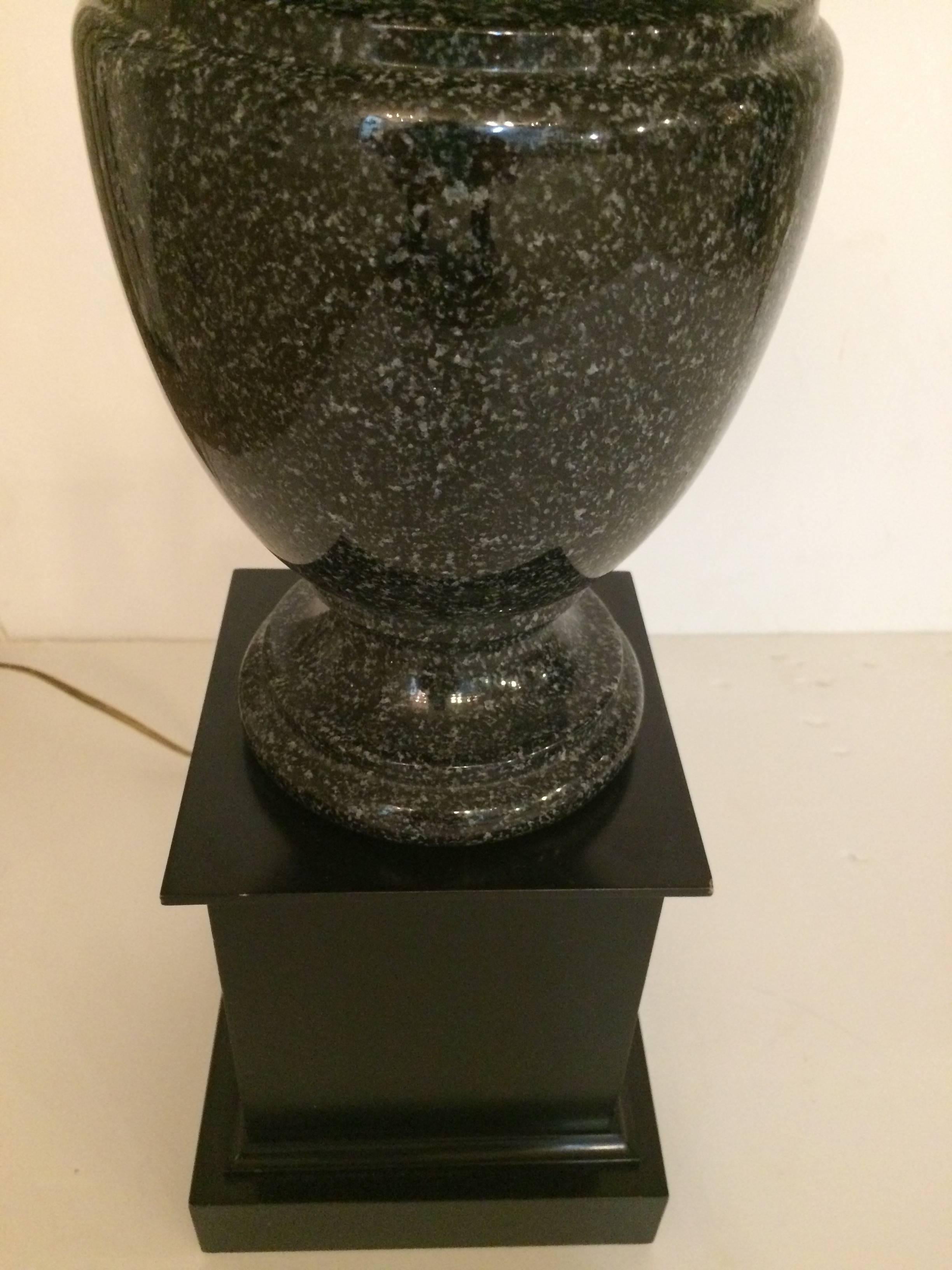 Bonito par de lámparas de granito negro en forma de urna Neoclásico en venta