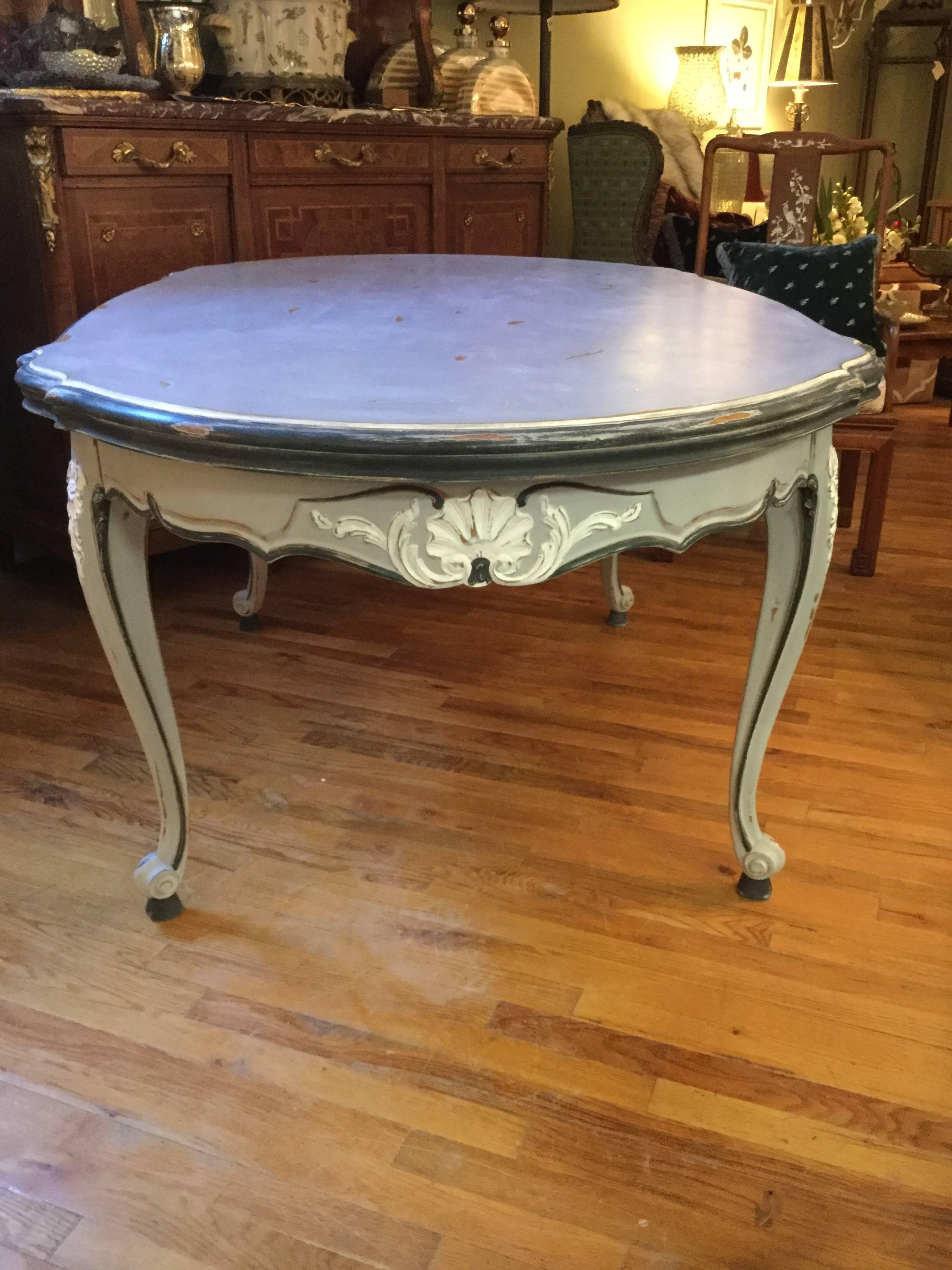 Lovely Louis XV Style Painted Oval Dining Table with Leaves In Excellent Condition In Hopewell, NJ