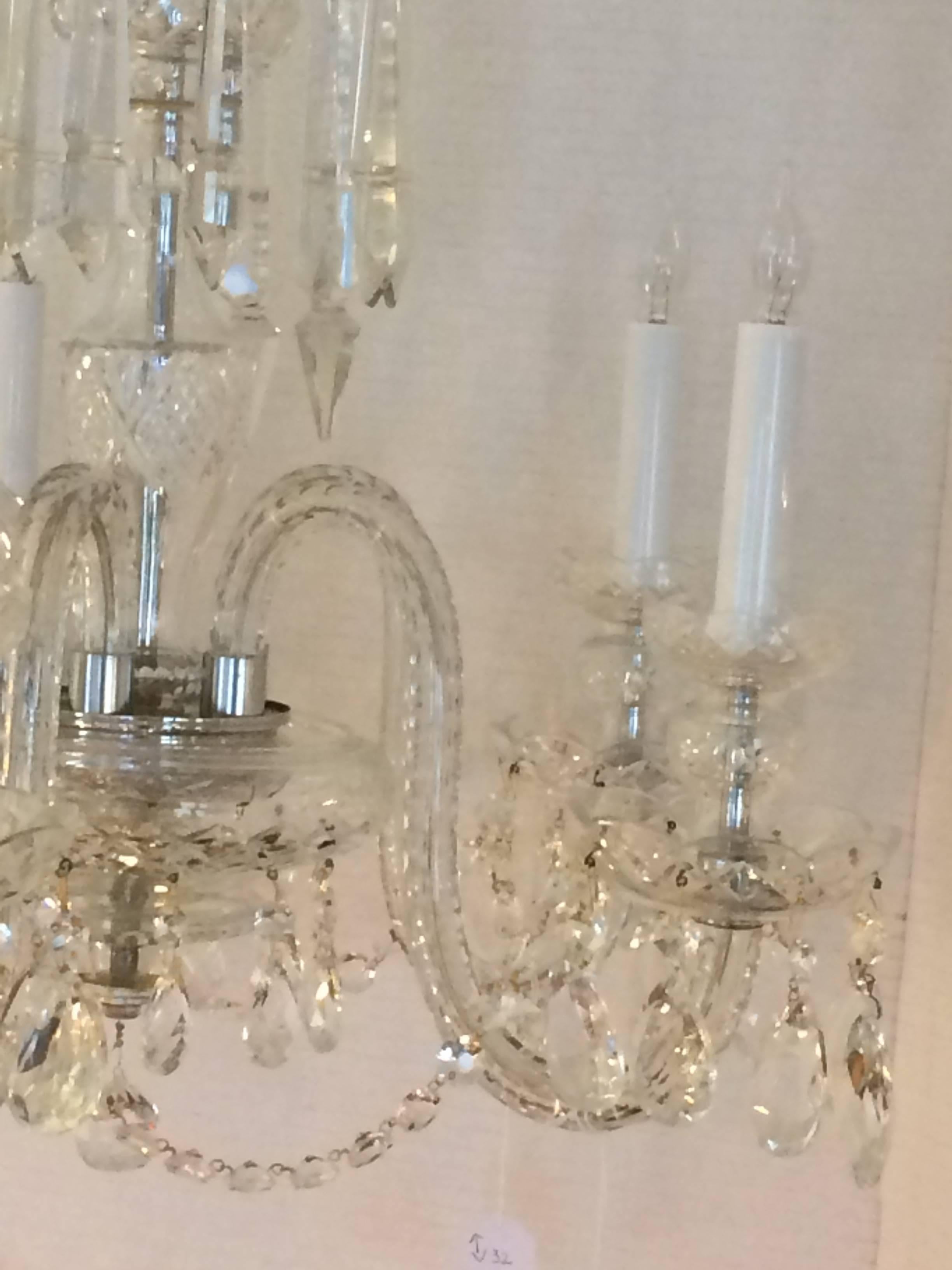 Hollywood Regency Lampadario classico di medie dimensioni in cristallo francese molto elegante in vendita