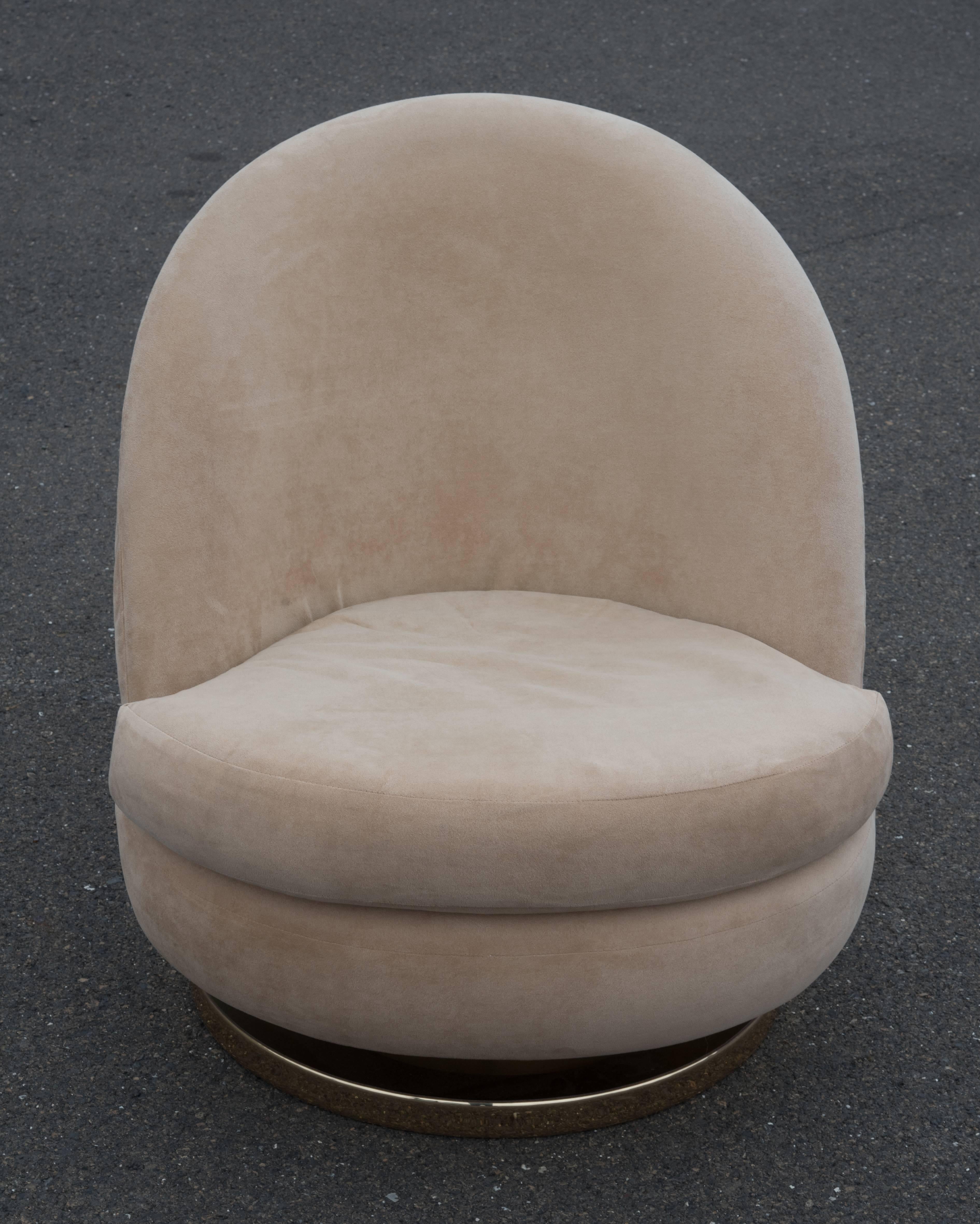 Ultra Suede Mid-Century Modern Milo Baughman Swivel and Tilt Lounge Club Chair In Excellent Condition In Hopewell, NJ