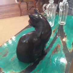 Adorable sculpture de chat en bronze