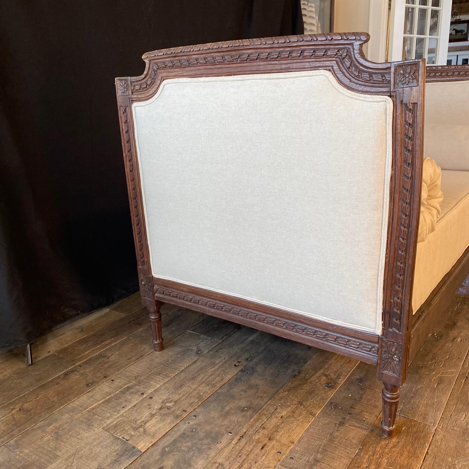 18th Century Museum Quality Highly Carved French Daybed Newly Reupholstered For Sale 10