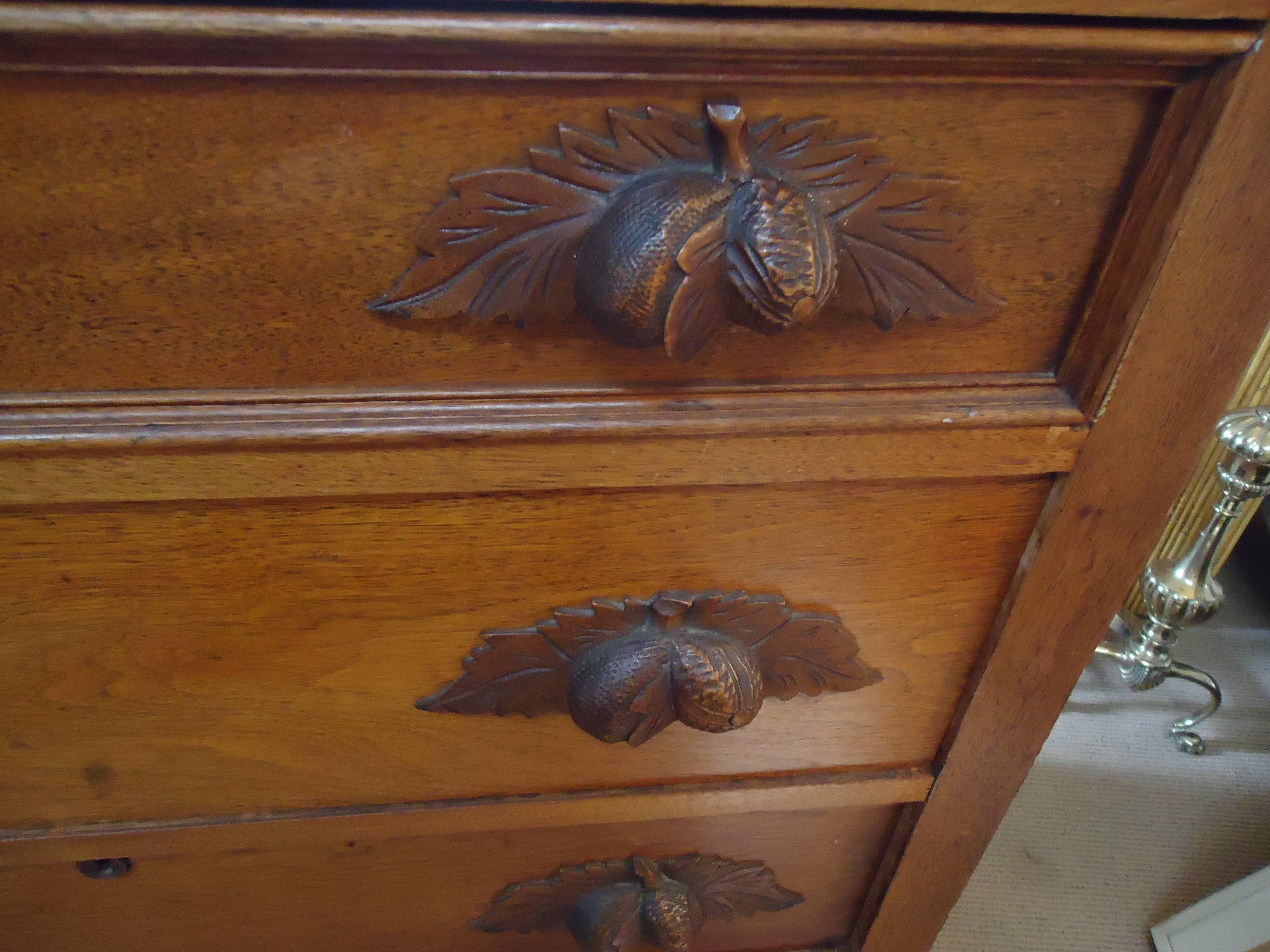 Charming Cottage Chest of Drawers Dresser In Excellent Condition In Hopewell, NJ