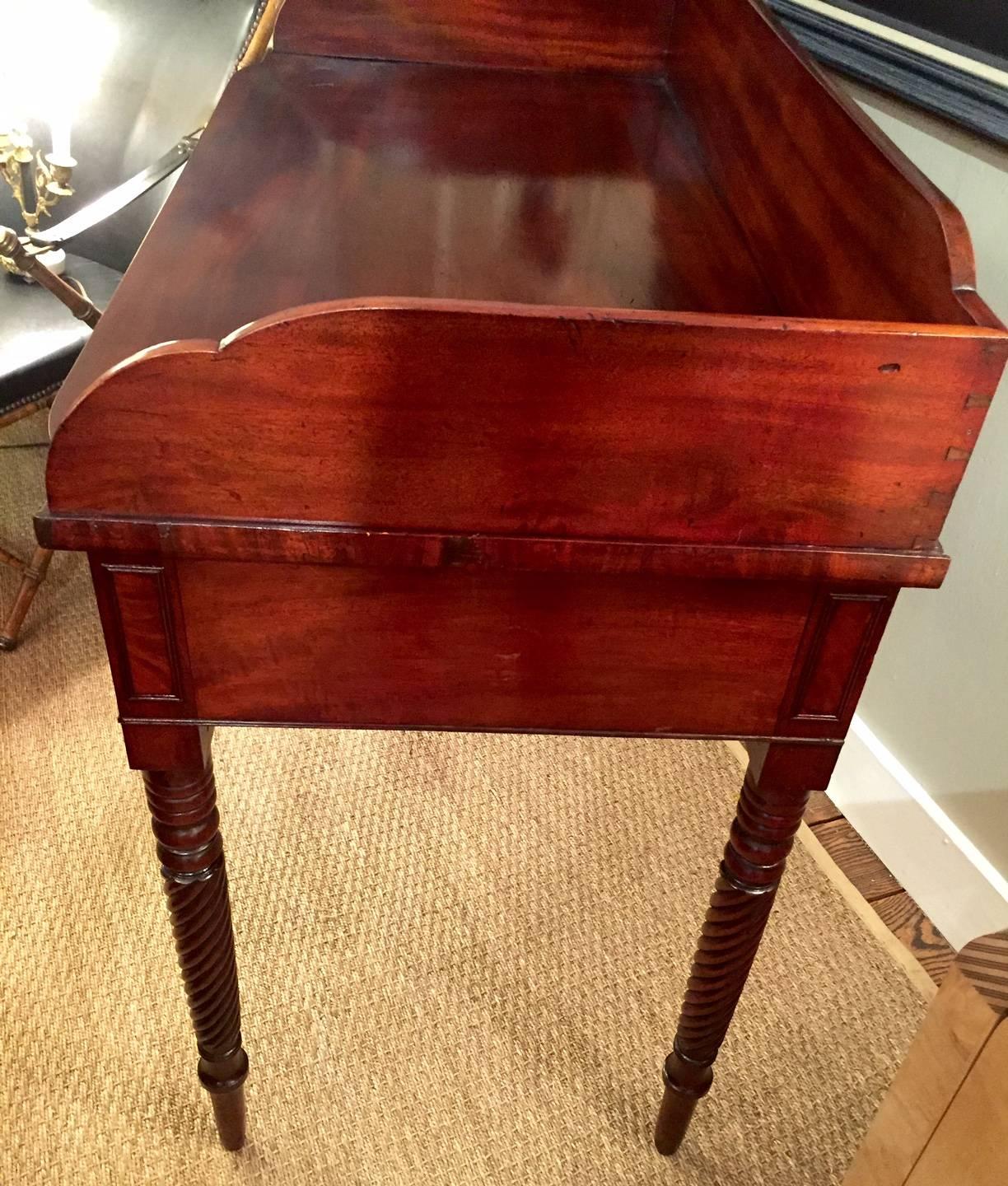 Beautiful Antique Federal Mahogany Wash Stand Desk In Excellent Condition In Hopewell, NJ