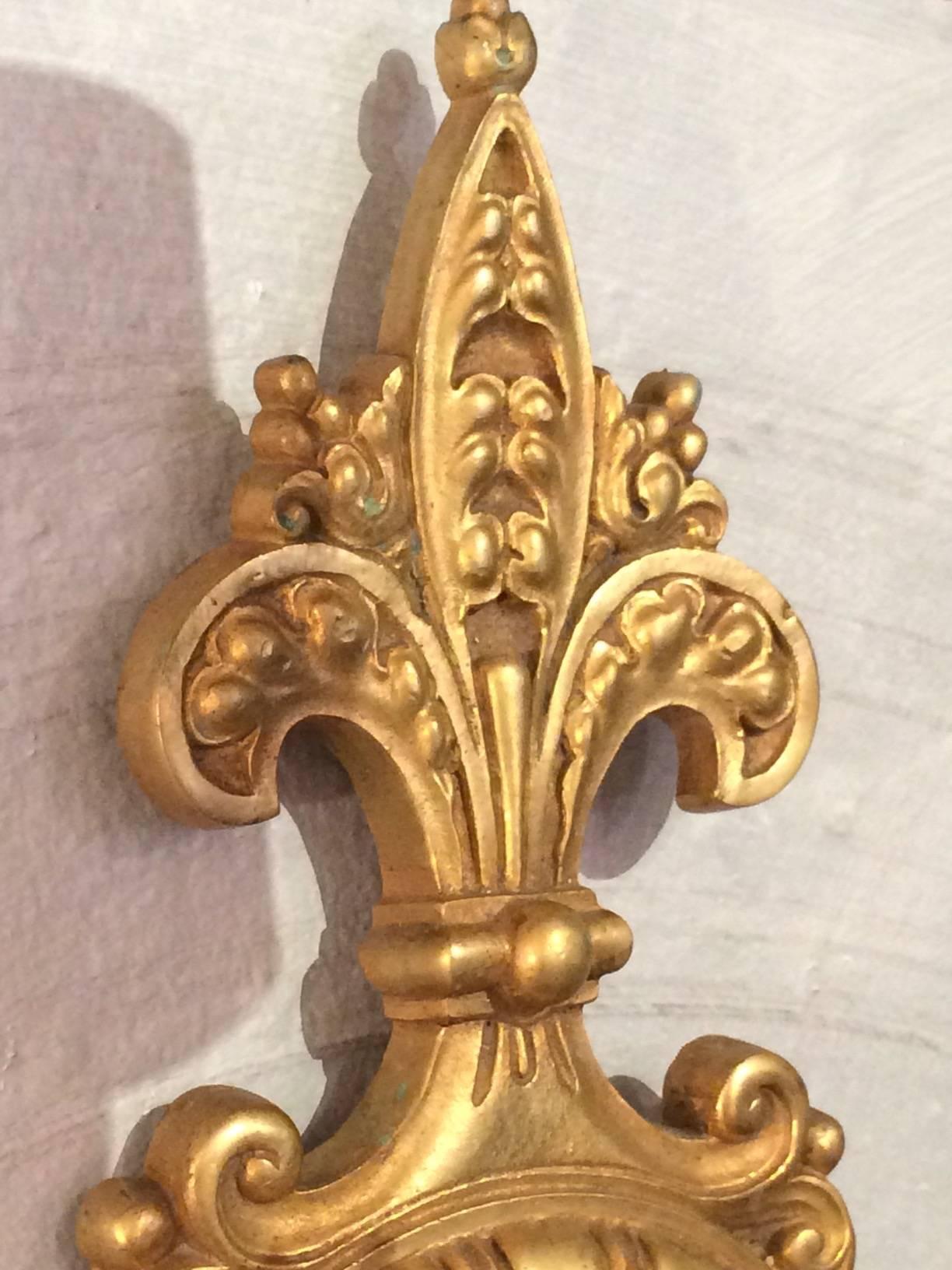 Romantic French Gold Leaf Bronze Cherub and Fleur de Lis Sconce In Excellent Condition In Hopewell, NJ