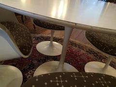 Set of Four Knoll Saarinen Swivel Tulip Armchairs and Laminate Round Table