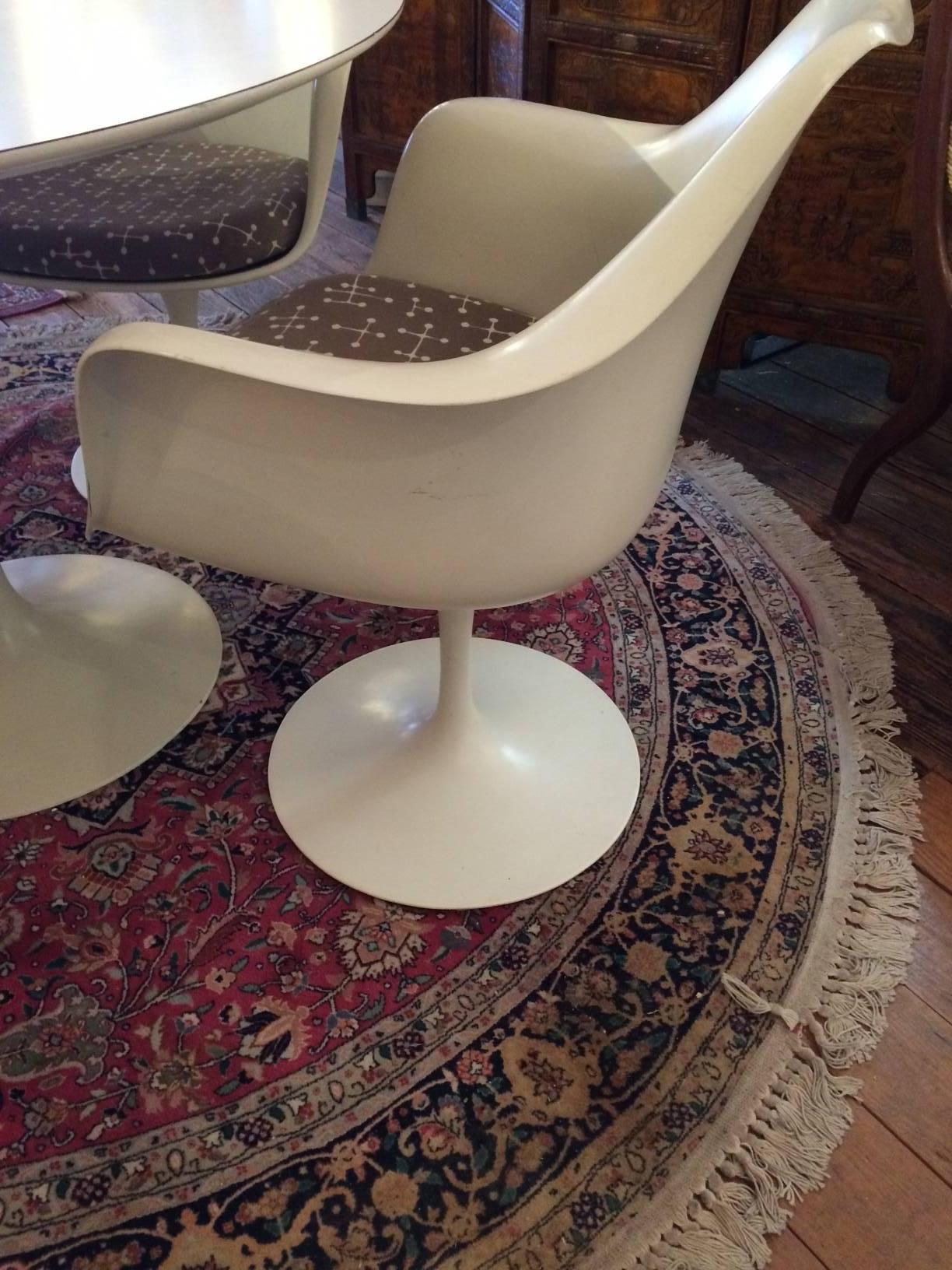 Set of Four Knoll Saarinen Swivel Tulip Armchairs and Laminate Round Table In Excellent Condition In Hopewell, NJ