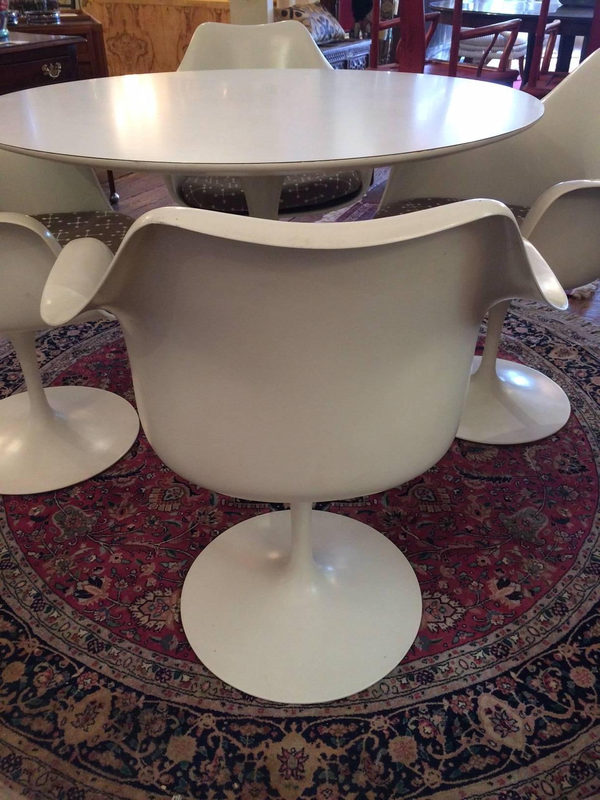 Late 20th Century Set of Four Knoll Saarinen Swivel Tulip Armchairs and Laminate Round Table