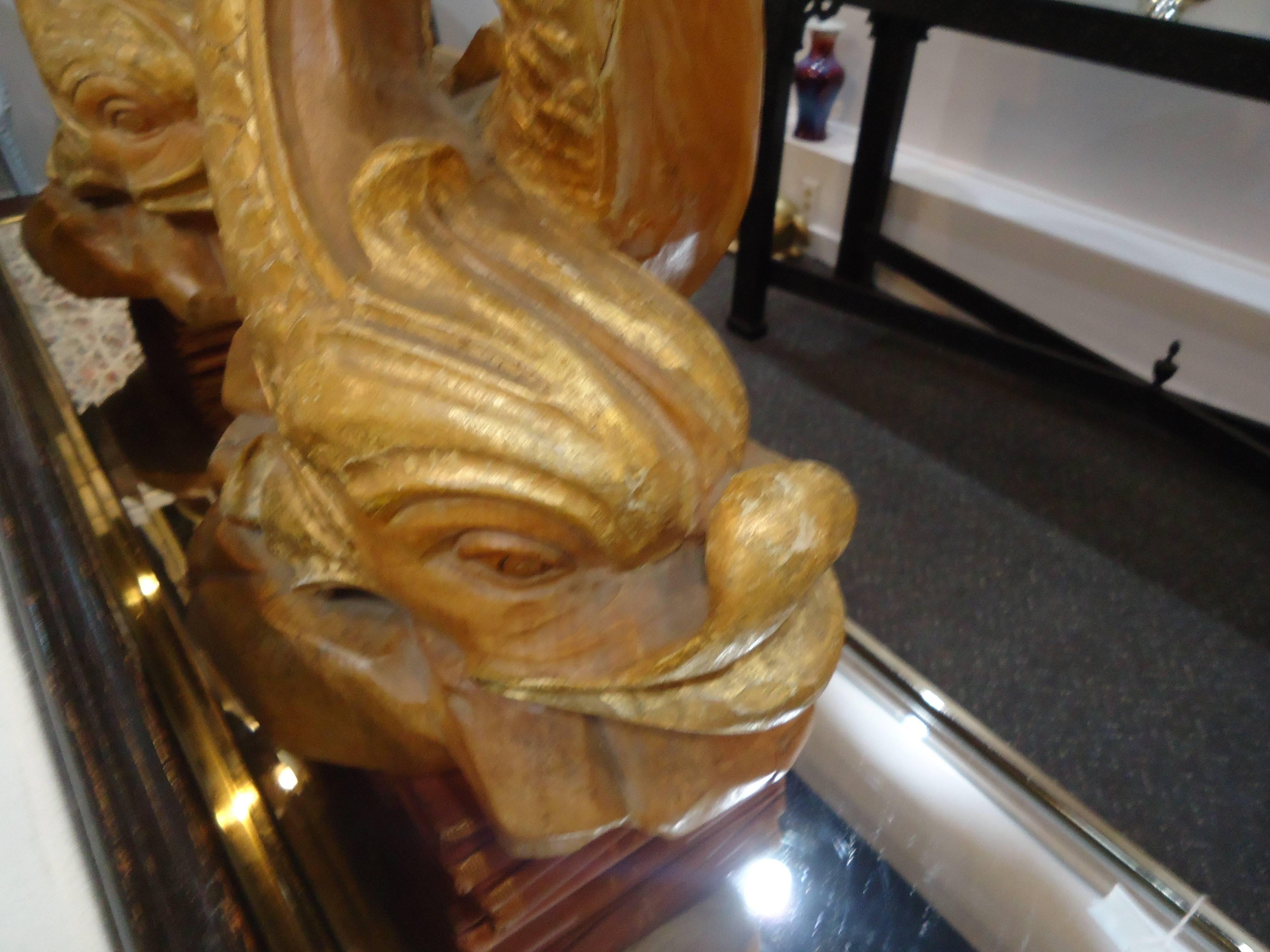 Hollywood Regency Smashing Pair of Carved Giltwood Chinese Style Dolphin Statues For Sale