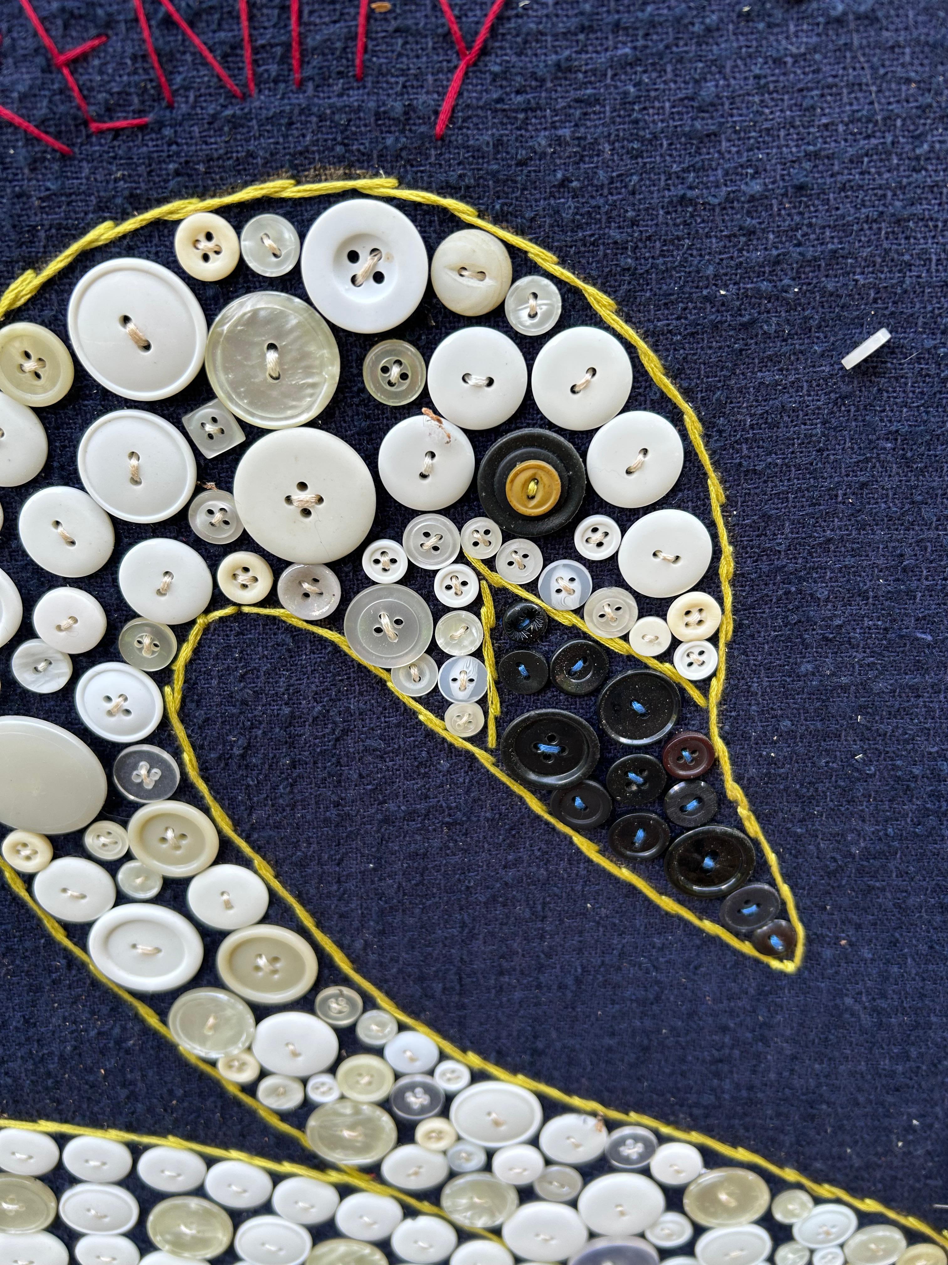 Artisanat Merveilleux Swan Folk Art avec boutons par Mary Teeter, artiste du Maine en vente