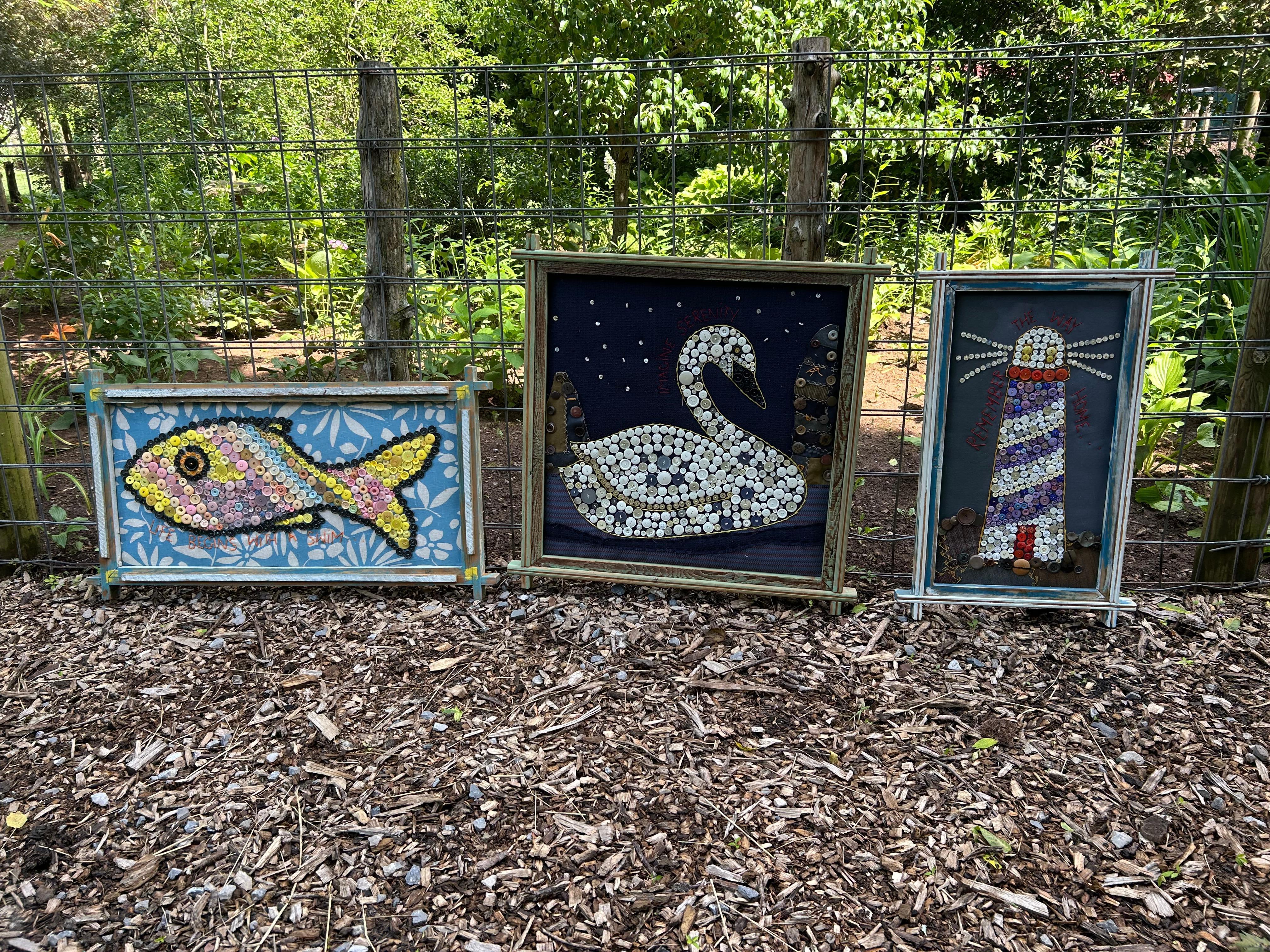 Merveilleux Swan Folk Art avec boutons par Mary Teeter, artiste du Maine en vente 3