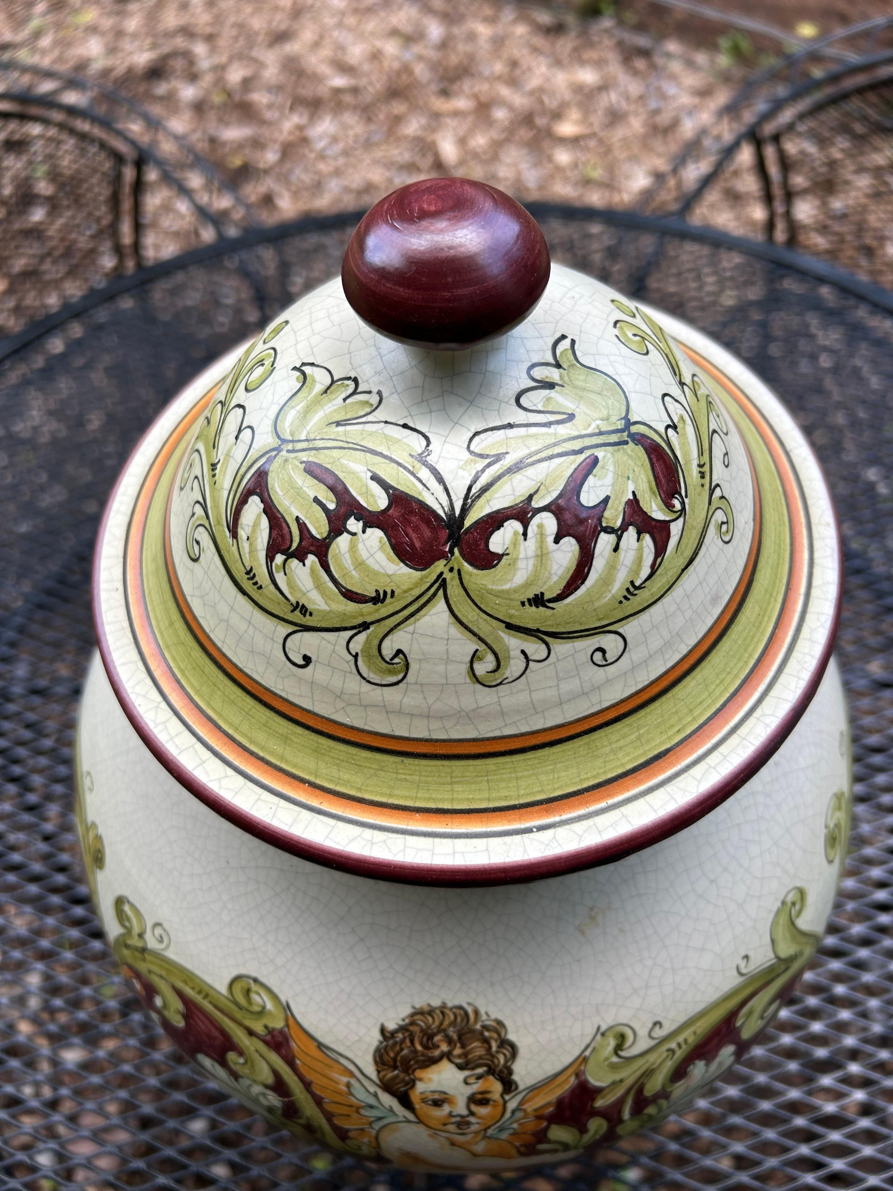 Italiano Urna con coperchio in ceramica italiana calabrese con cherubino in vendita