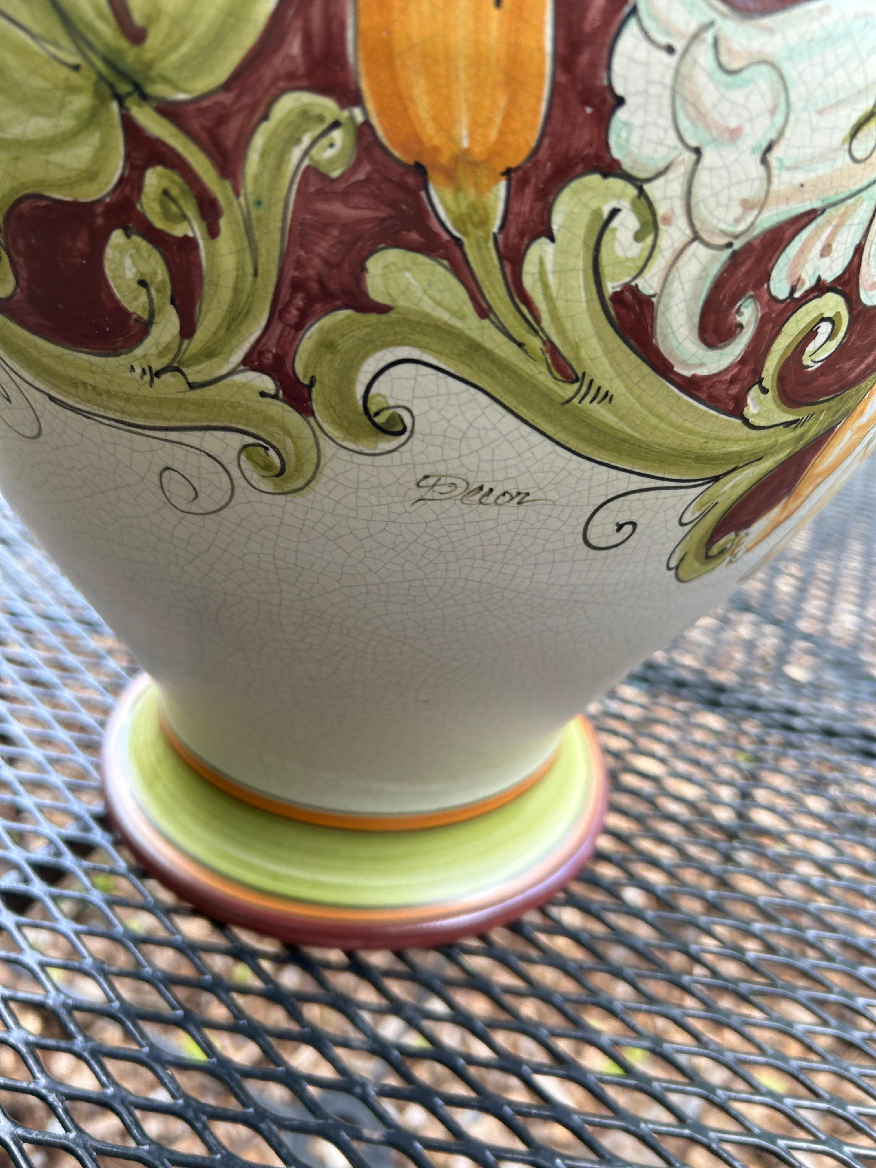 Urna con coperchio in ceramica italiana calabrese con cherubino In condizioni buone in vendita a Hopewell, NJ