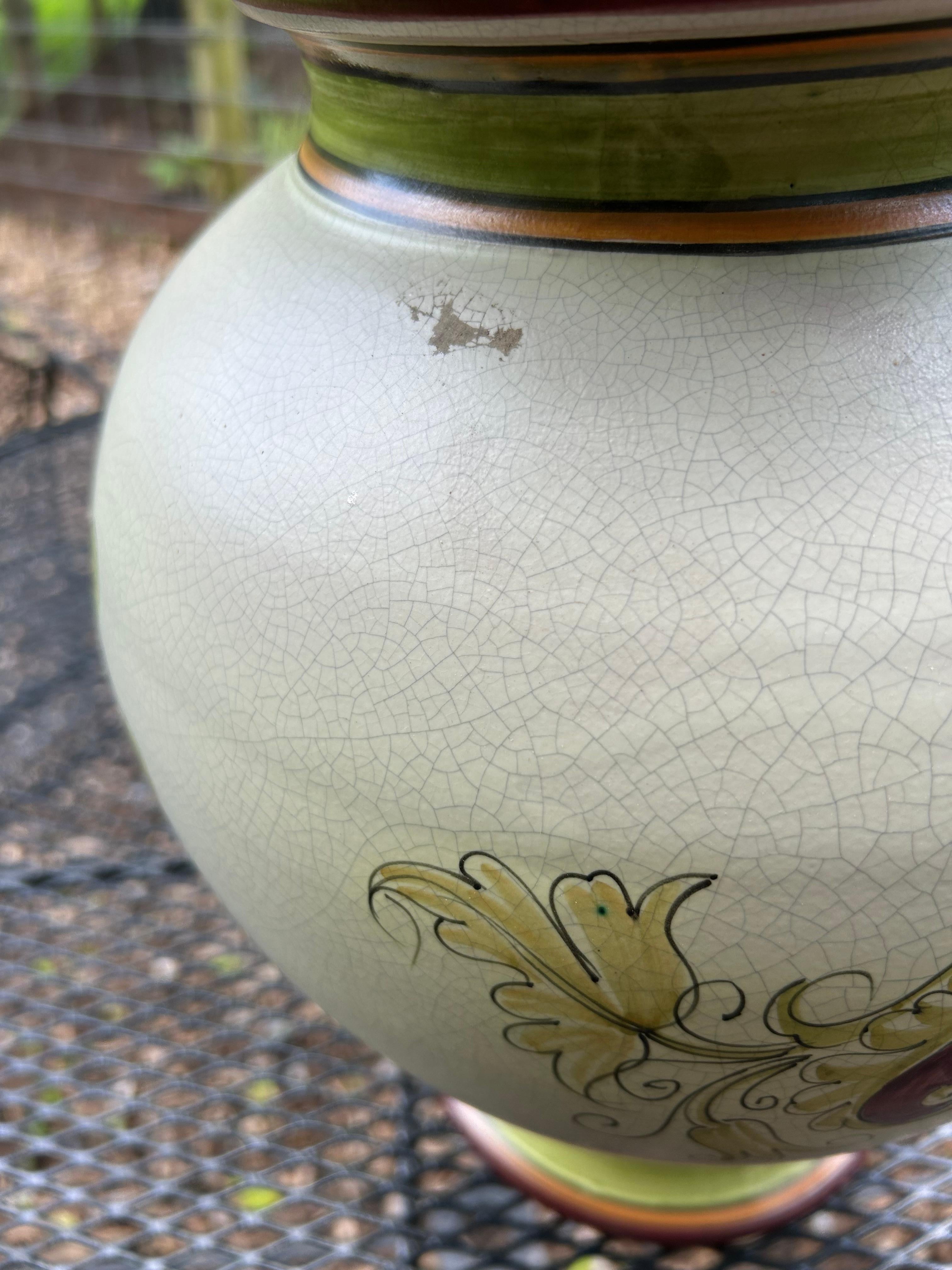 Urna con coperchio in ceramica italiana calabrese con cherubino in vendita 1
