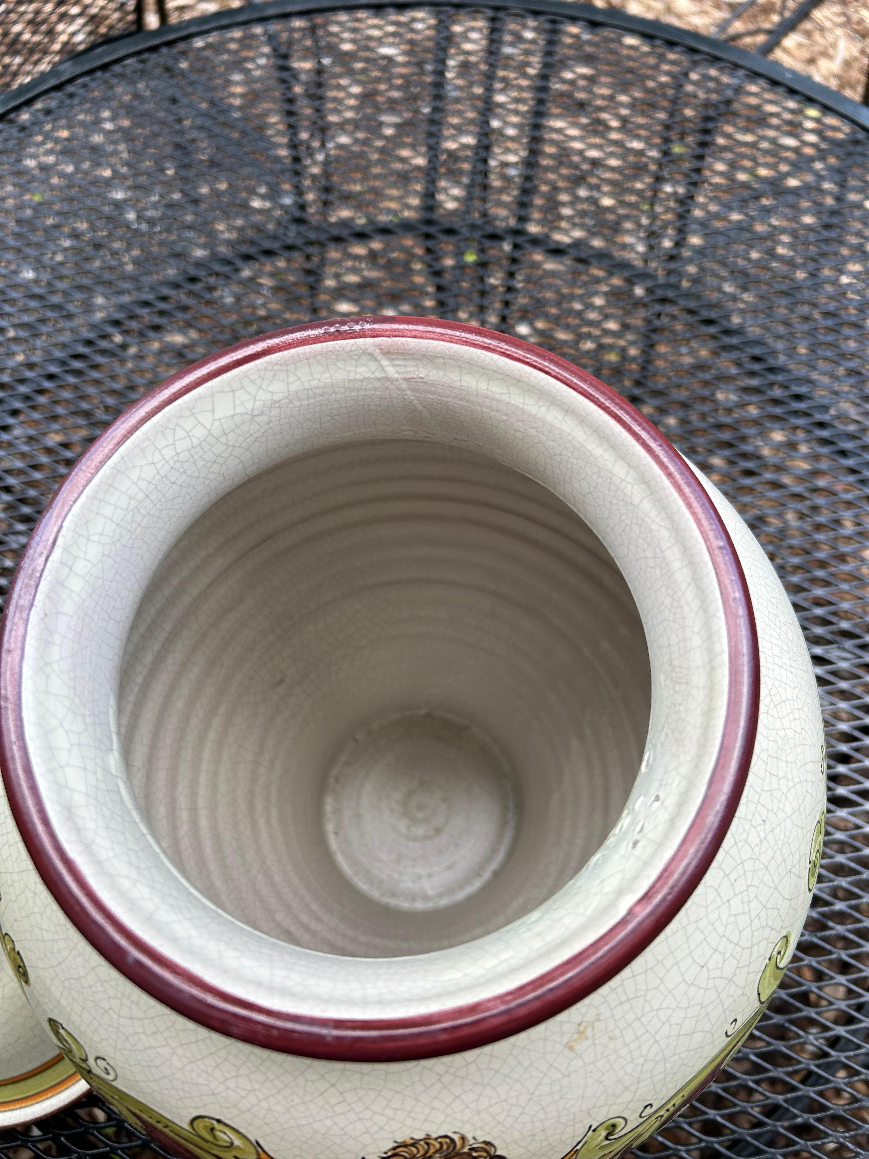 Urna con coperchio in ceramica italiana calabrese con cherubino in vendita 2