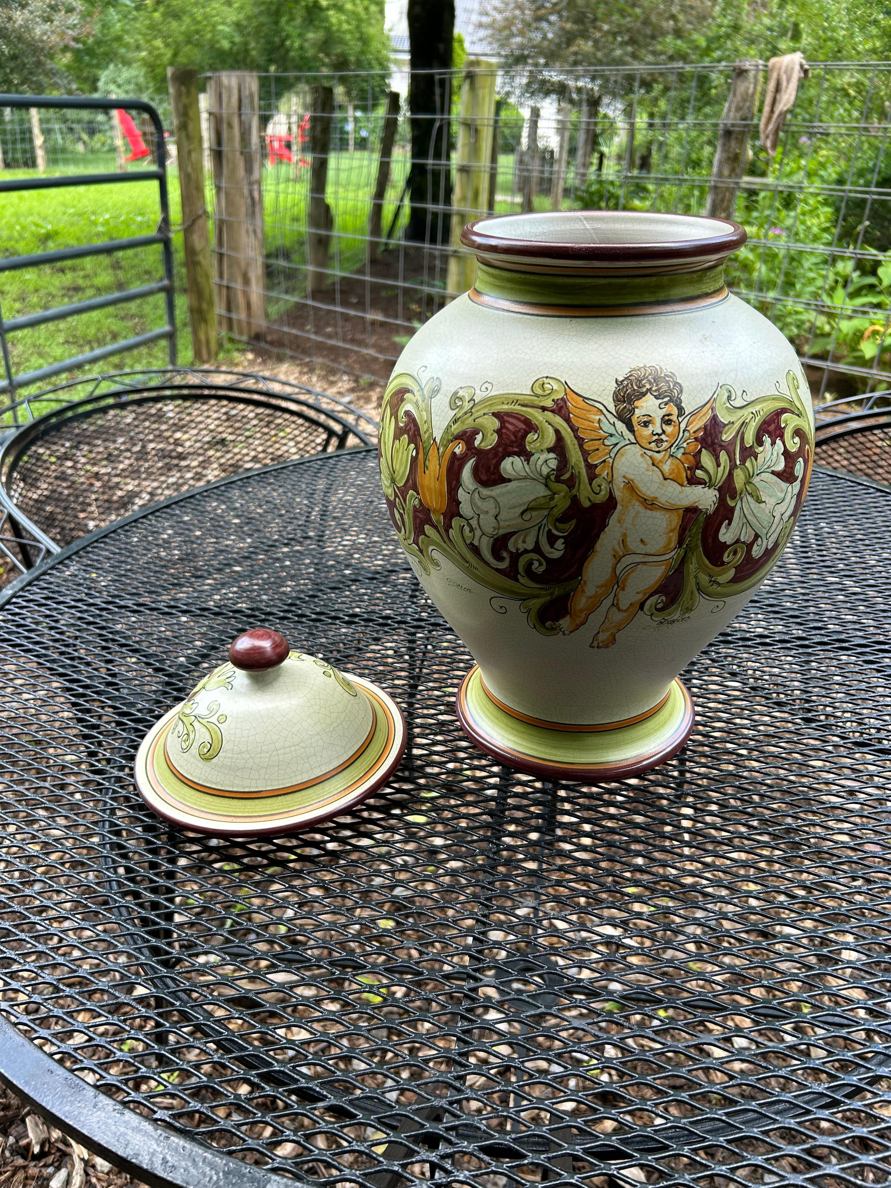Urna con coperchio in ceramica italiana calabrese con cherubino in vendita 3