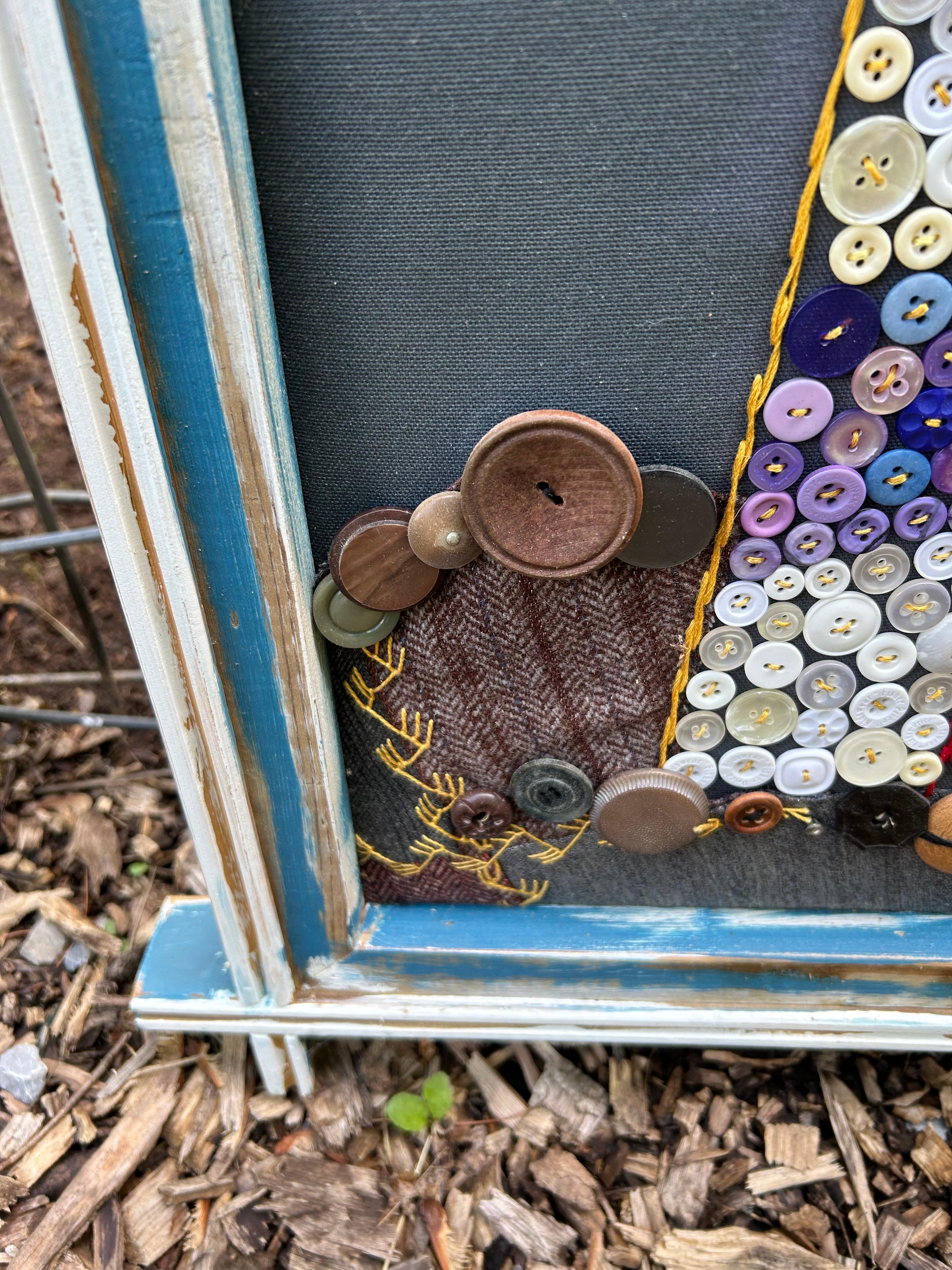 Mary Teeter Maine Folk Art du phare avec boutons Bon état - En vente à Hopewell, NJ