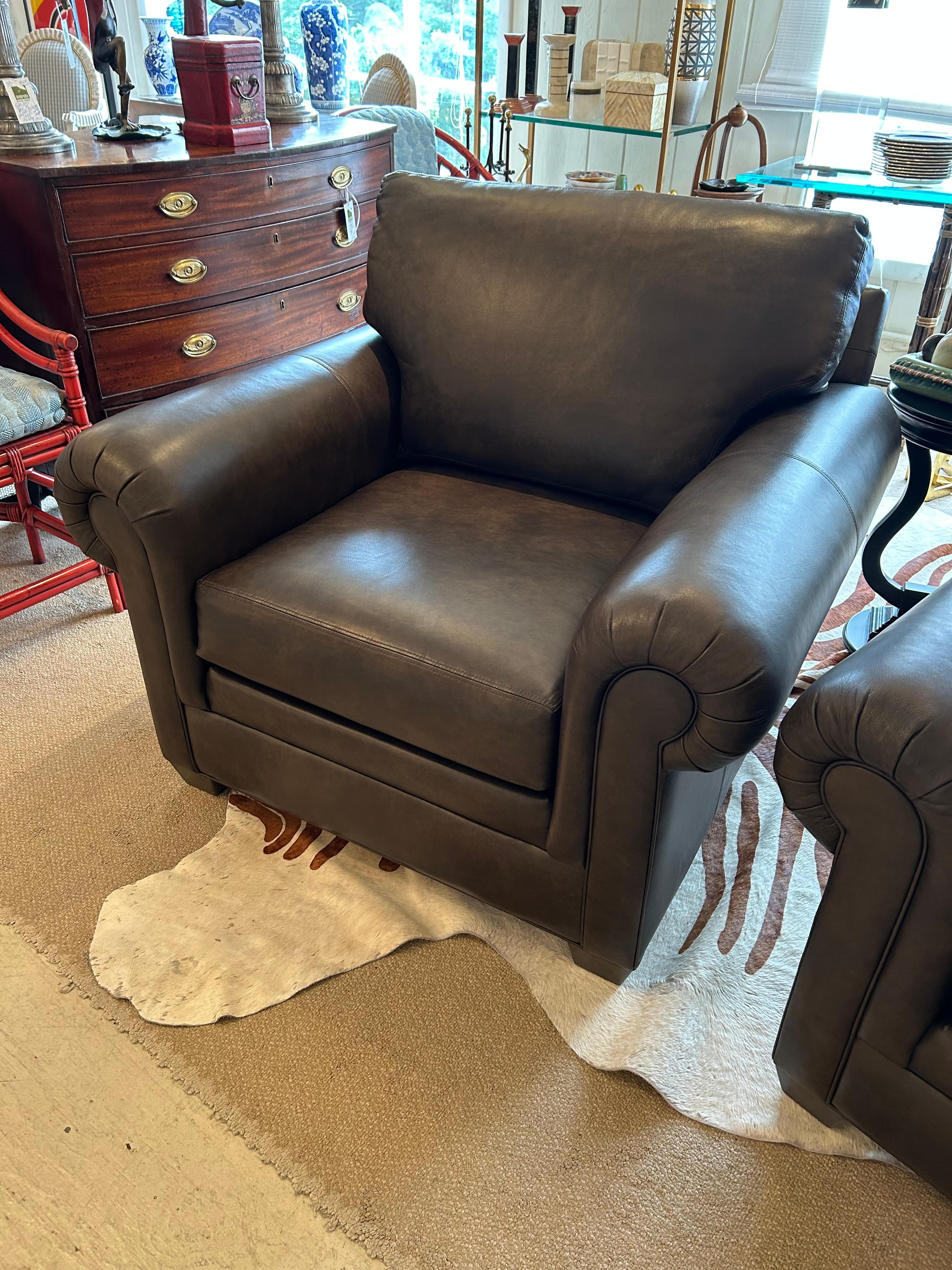 Fauteuils club en cuir très confortables avec accoudoirs roulés et coussins d'assise et de dossier amovibles, maintenus en place par du velcro.  Très peu utilisé.
Hauteur de l'accoudoir 25