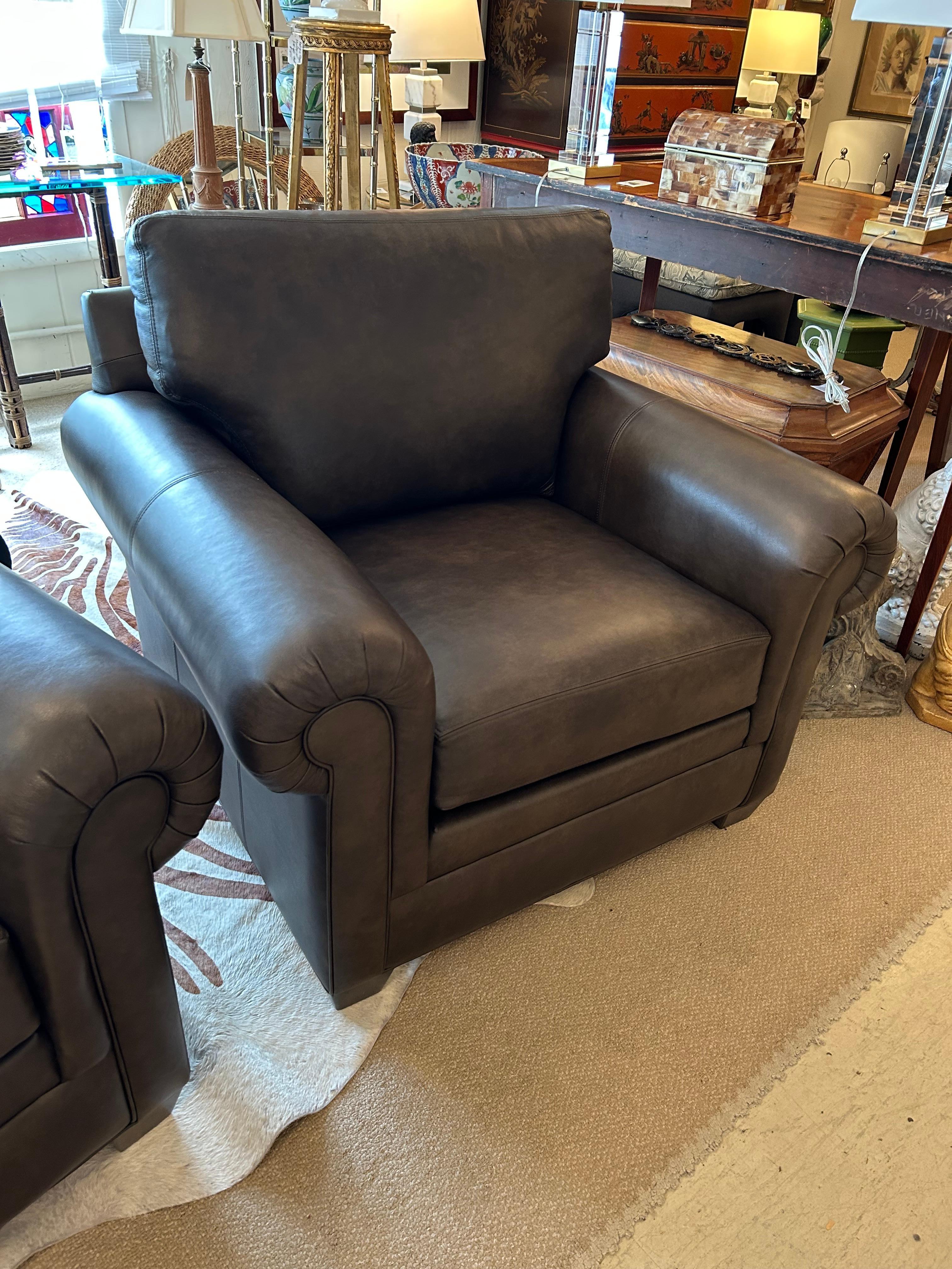 Classique américain Paire de fauteuils club confortables en cuir somptueux en vente