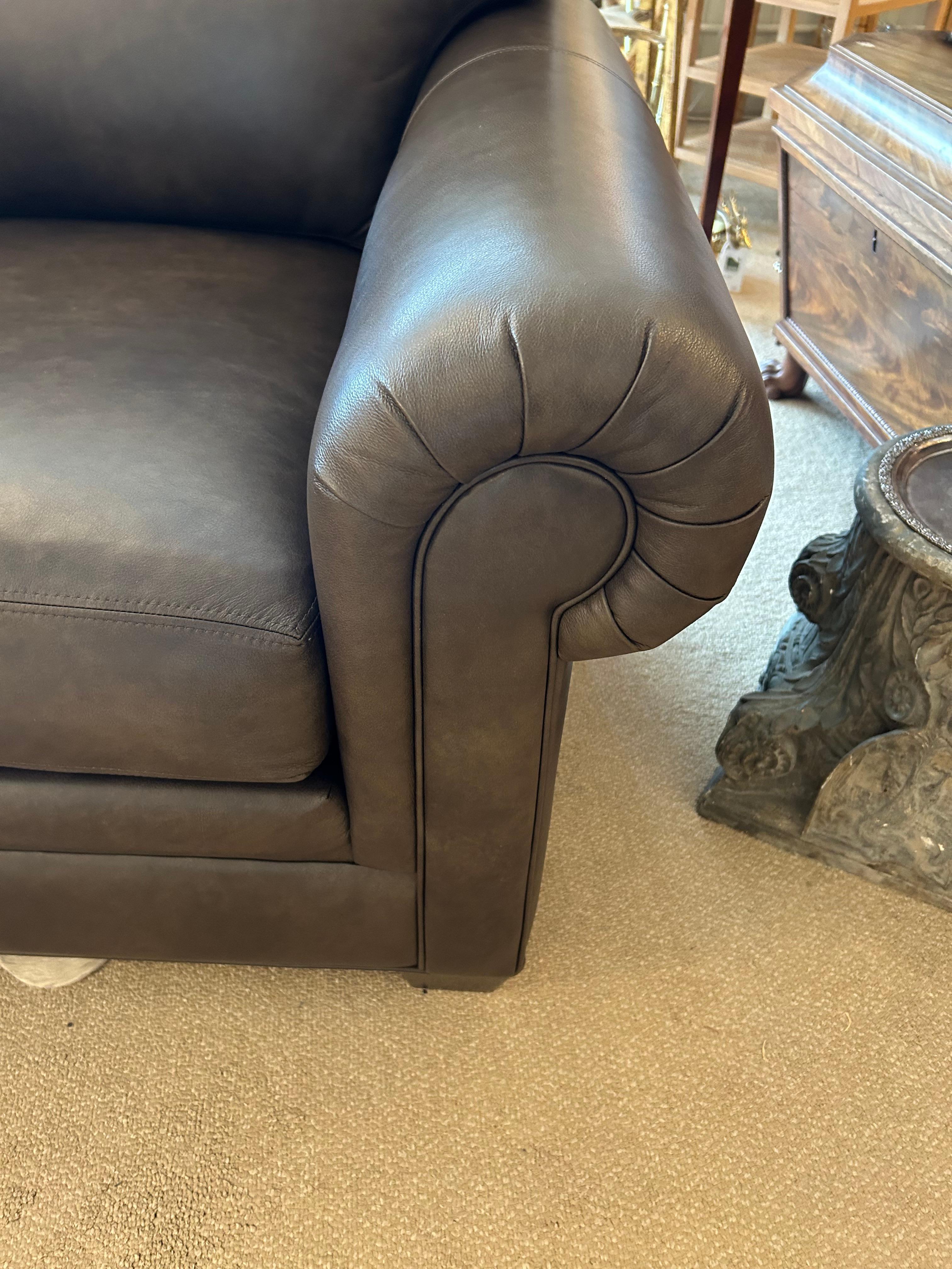 Américain Paire de fauteuils club confortables en cuir somptueux en vente