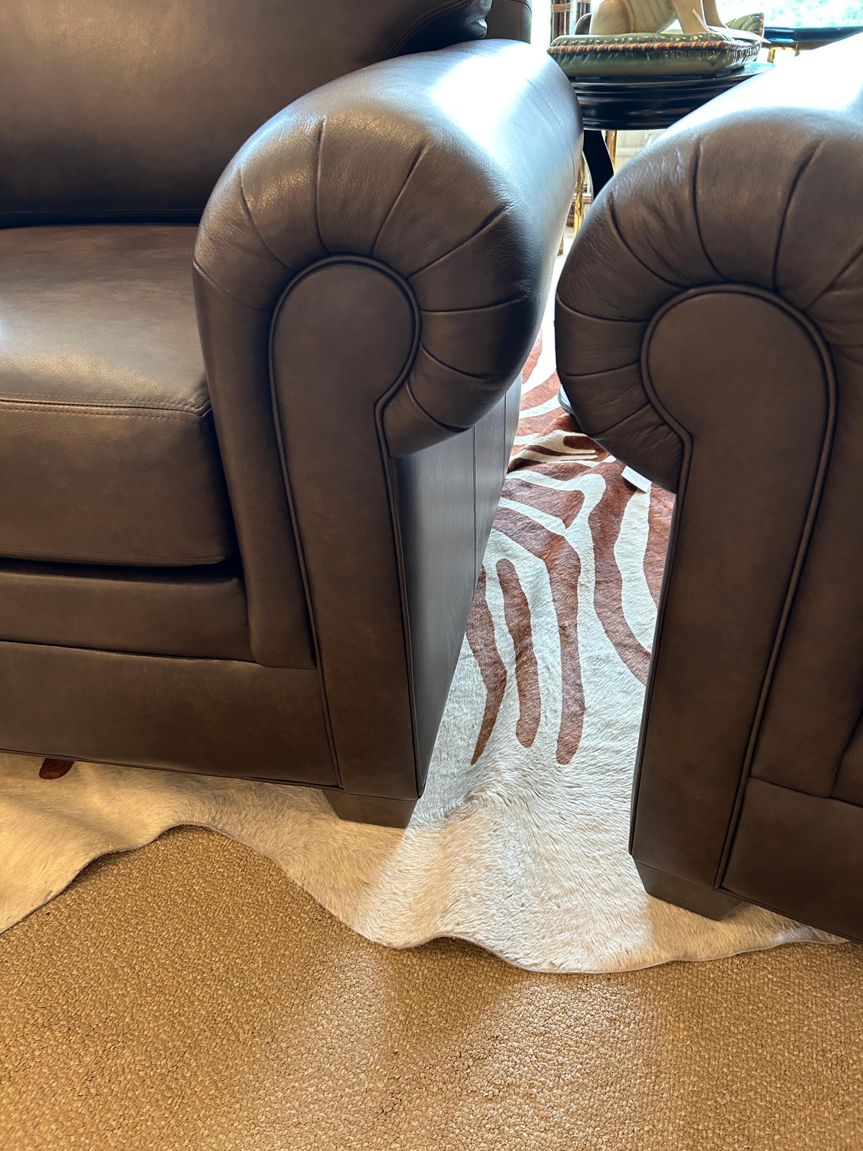 Paire de fauteuils club confortables en cuir somptueux Bon état - En vente à Hopewell, NJ